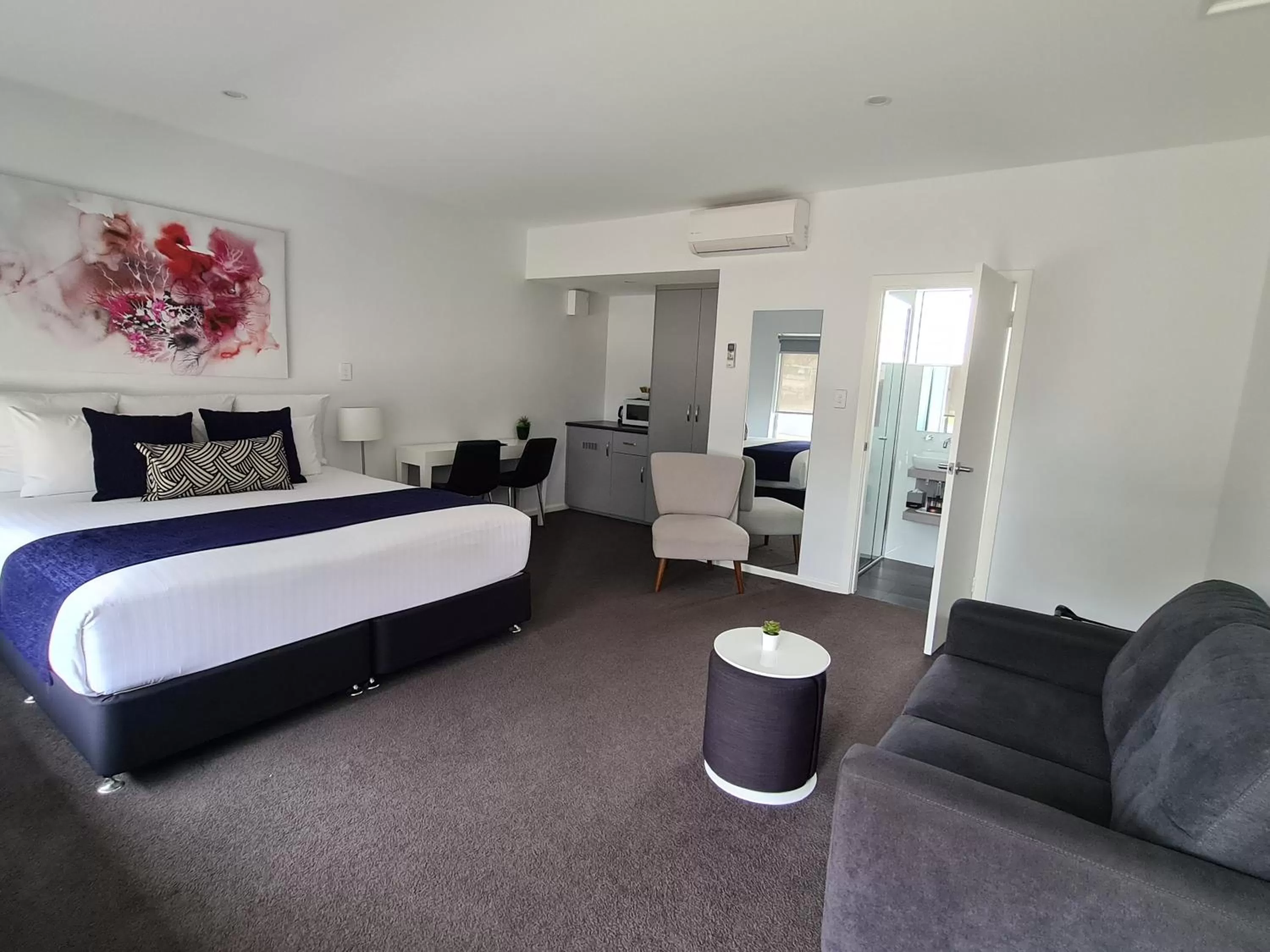 Bed in The Avenue Inn