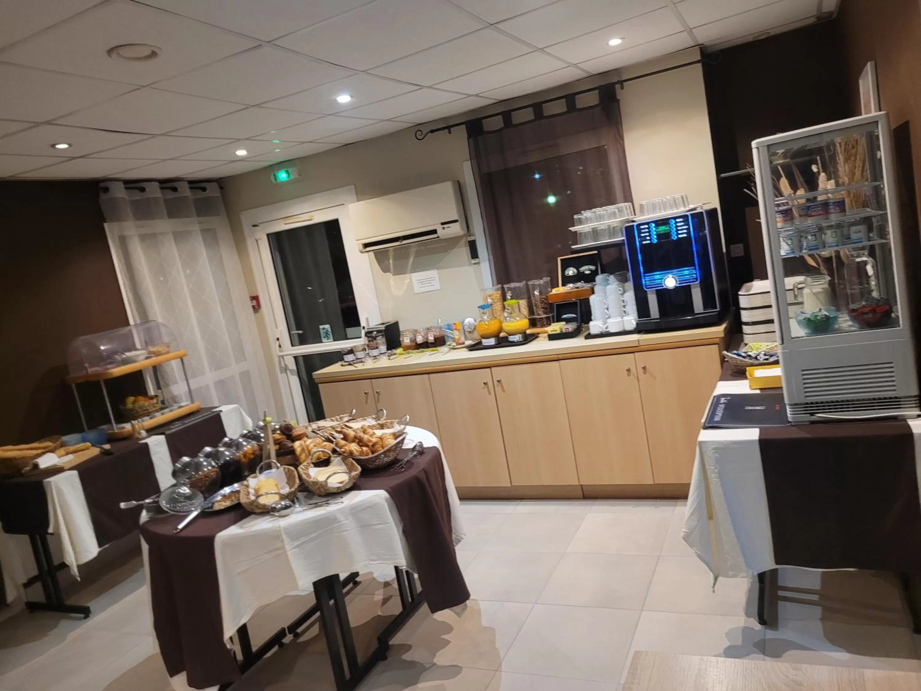 Breakfast in Hôtel Le Cosy Blois Villebarou