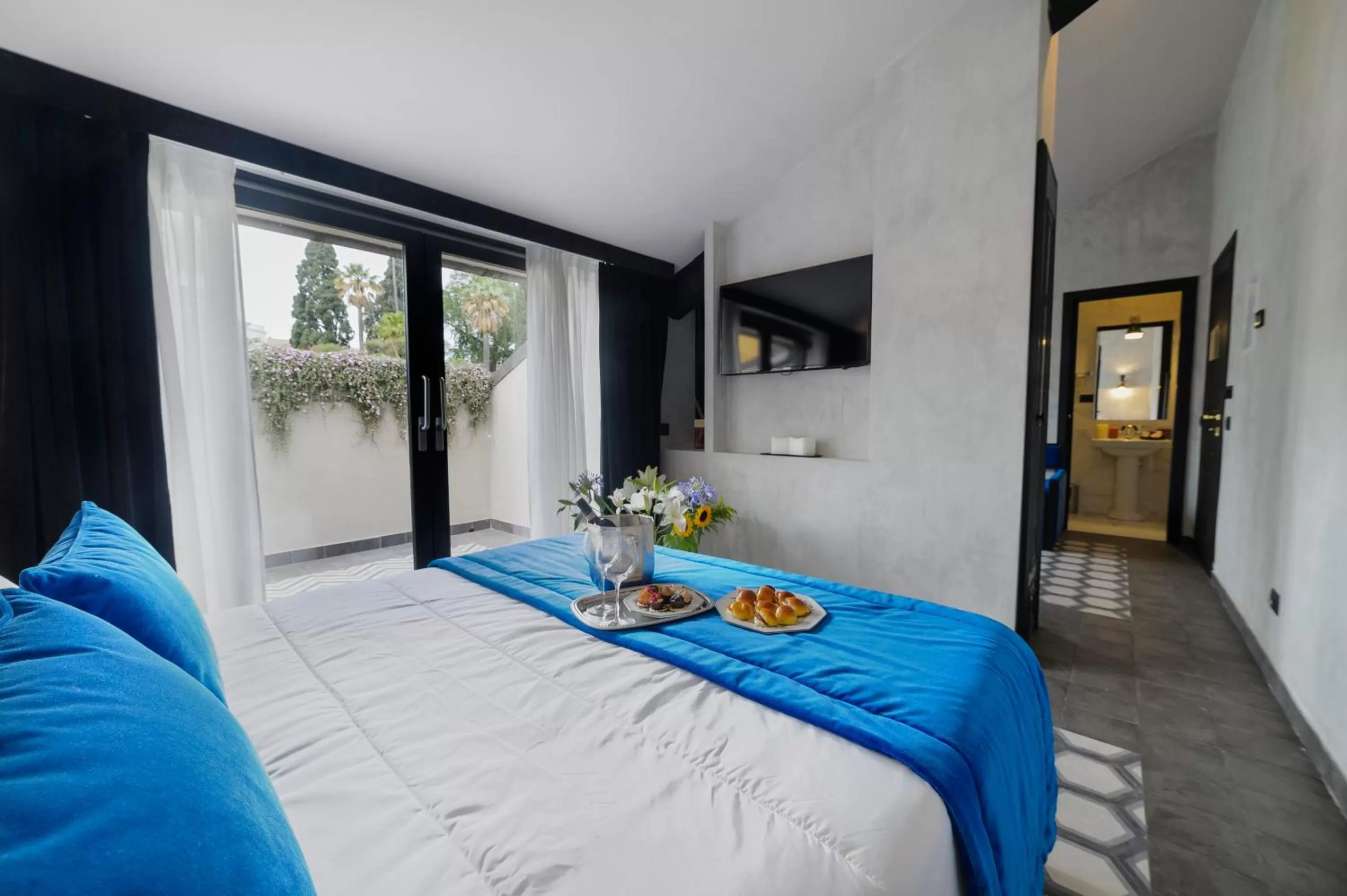 Junior Suite with City View in Roma Luxus Hotel