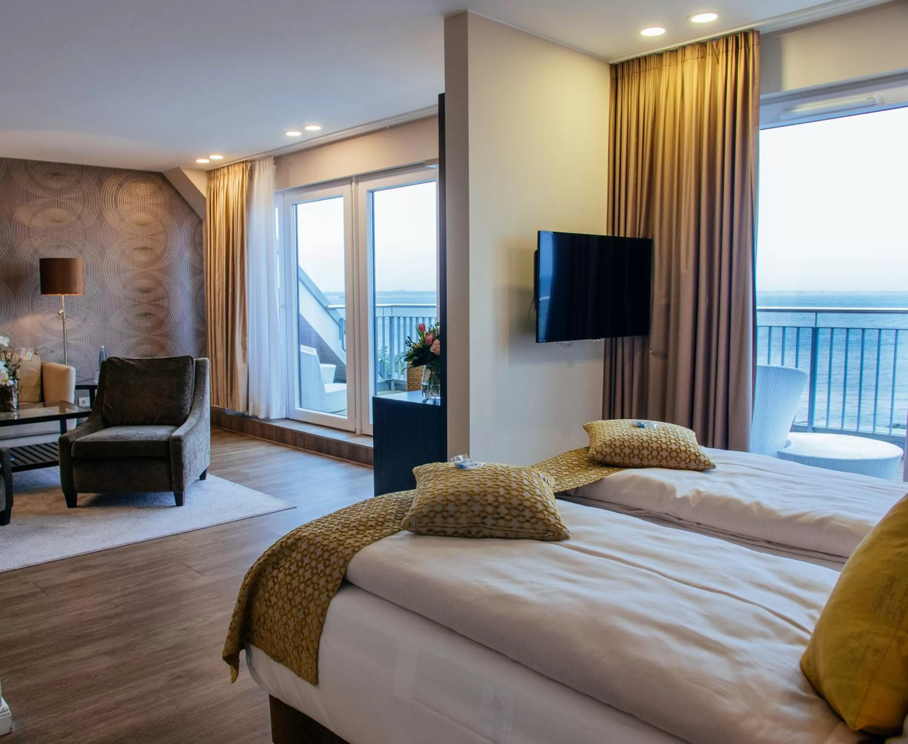 Living room, Bed in Strandhotel Luv