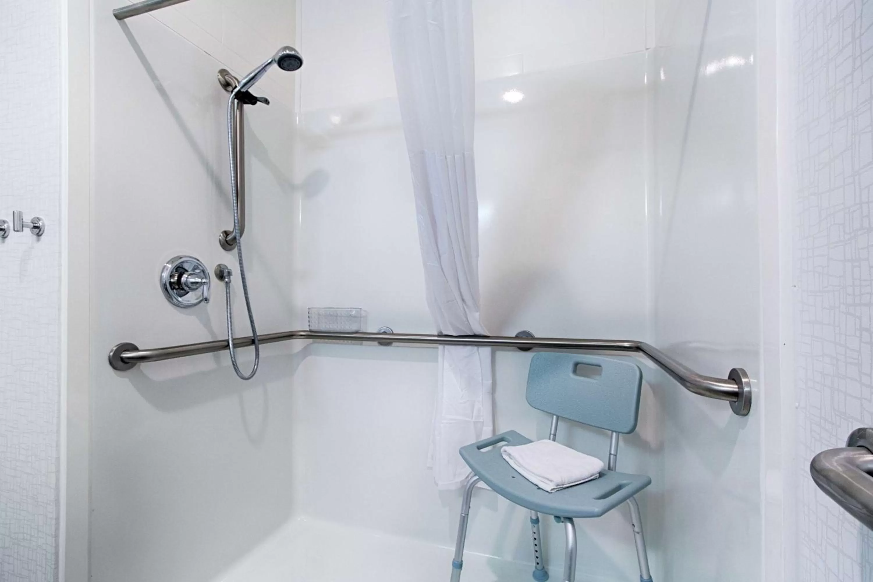 Bathroom in Hampton Inn Salina