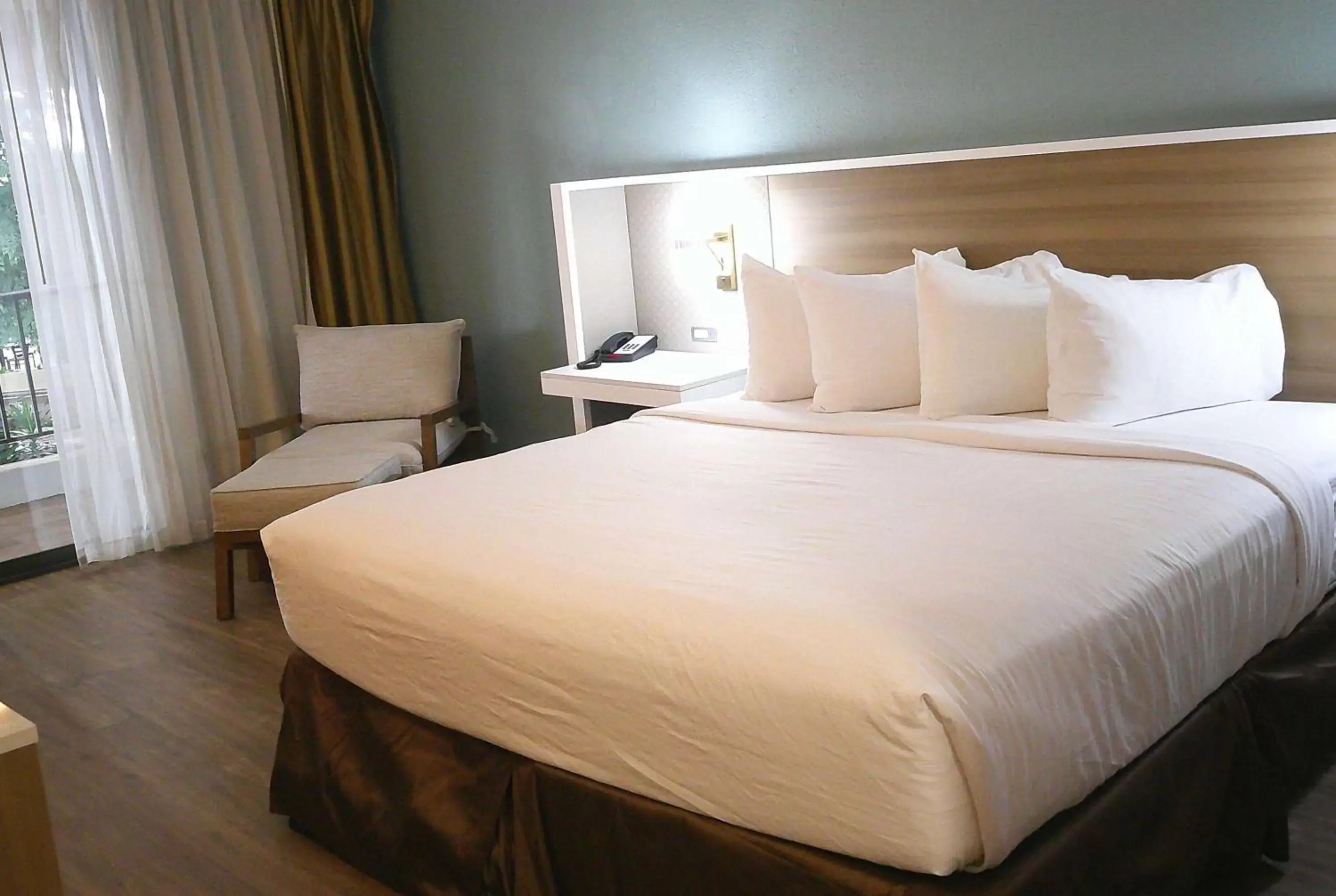 Business King Room with Balcony - Non-Smoking in Wyndham Garden Detroit Metro Airport Business King Room with Balcony - Non-Smoking in Wyndham Garden Detroit Metro Airport