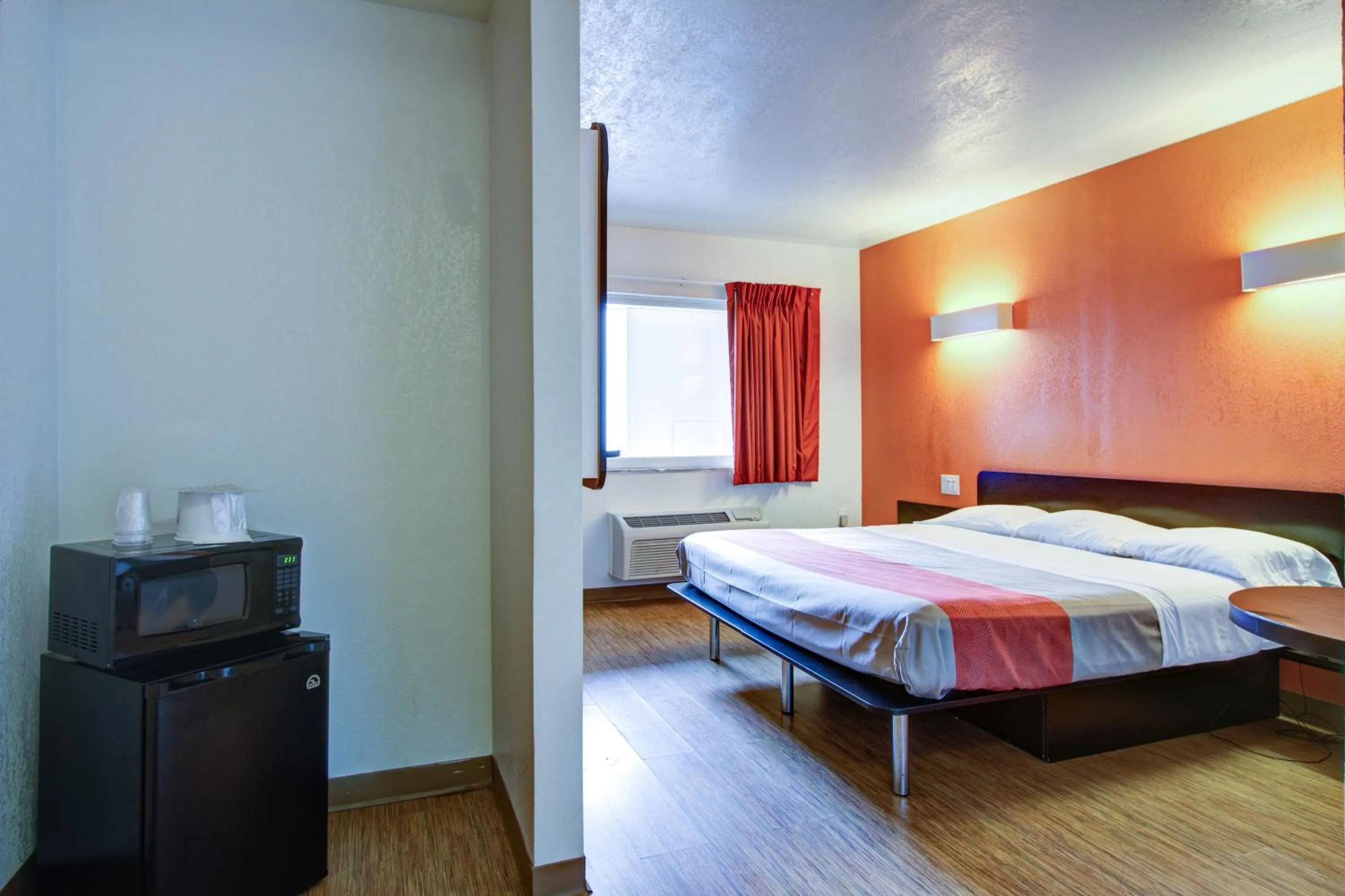 Bedroom, Bed in Motel 6-Richfield, OH