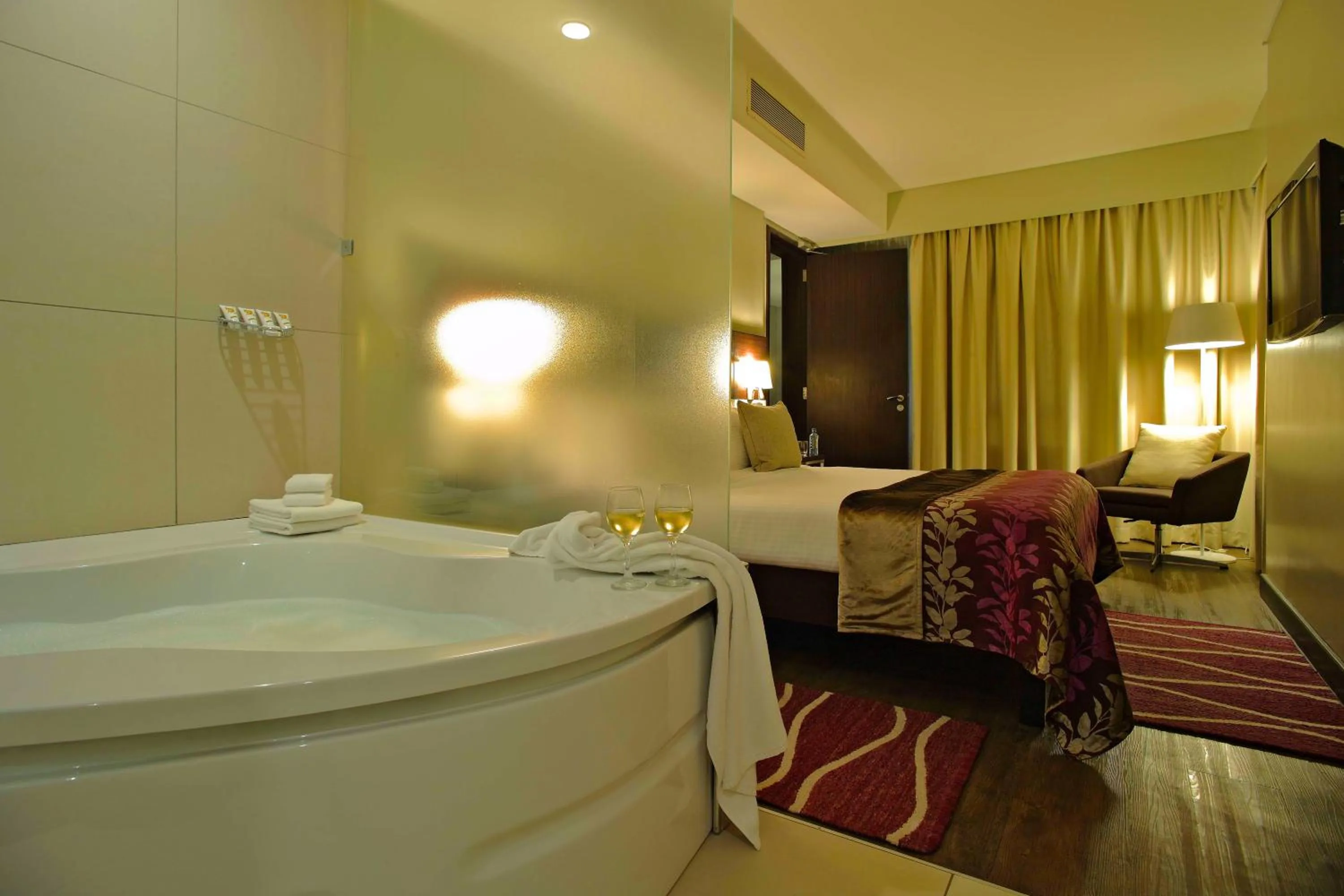 Bathroom, Bed in Eka Hotel Nairobi