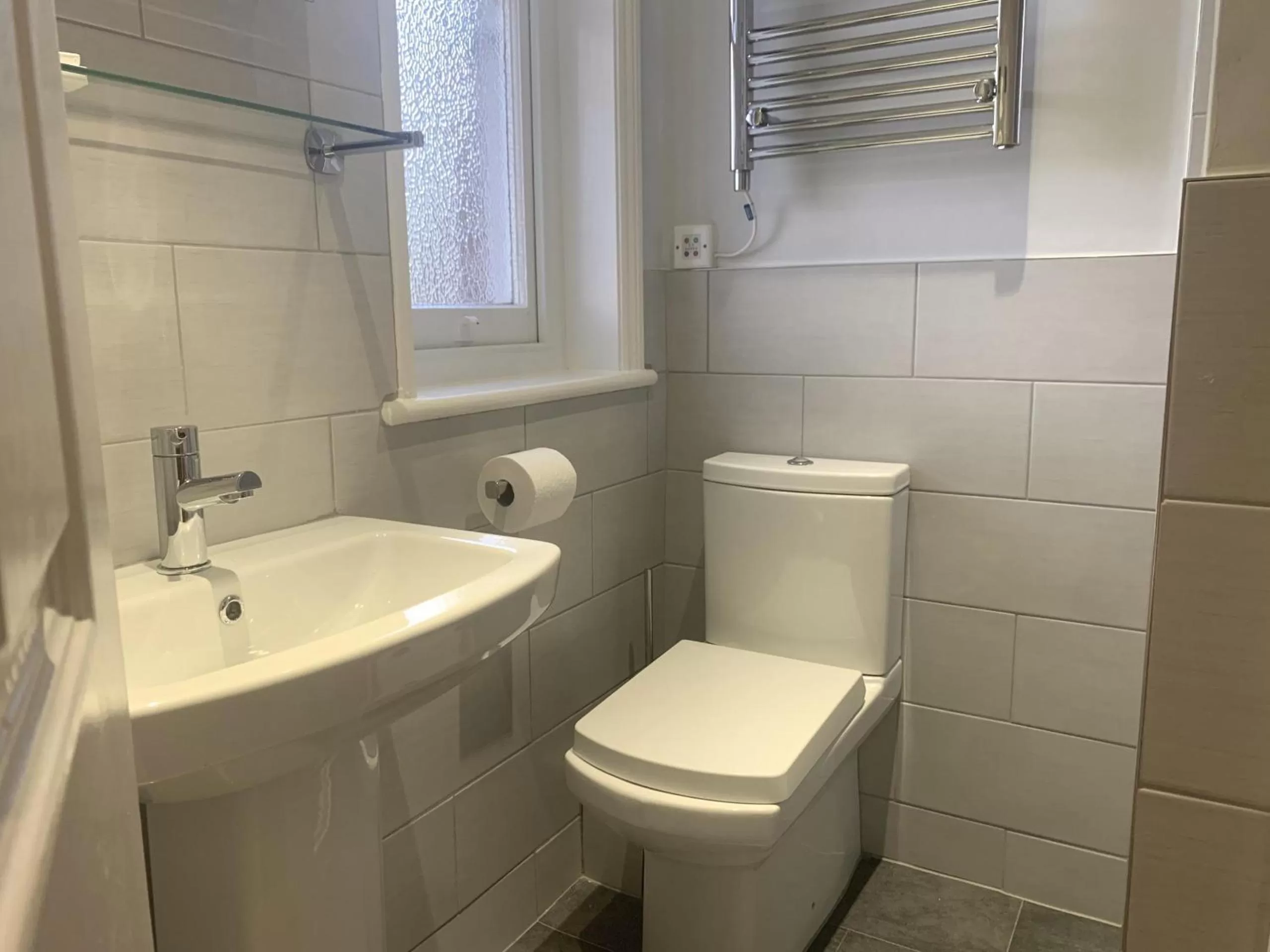 Bathroom in 100 Banbury Road Oxford - formerly Parklands