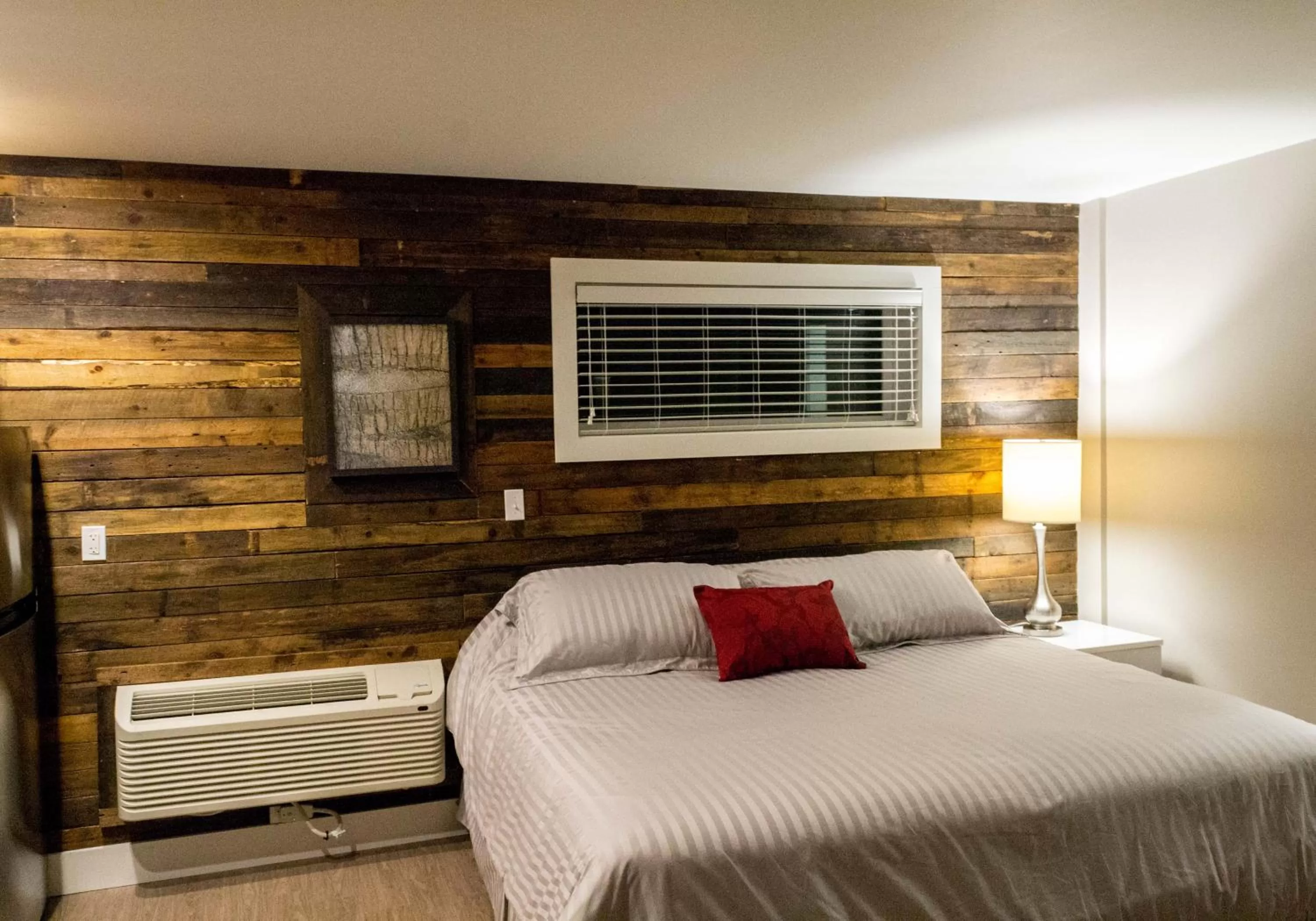 Photo of the whole room, Bed in Lake Placid Inn: Residences