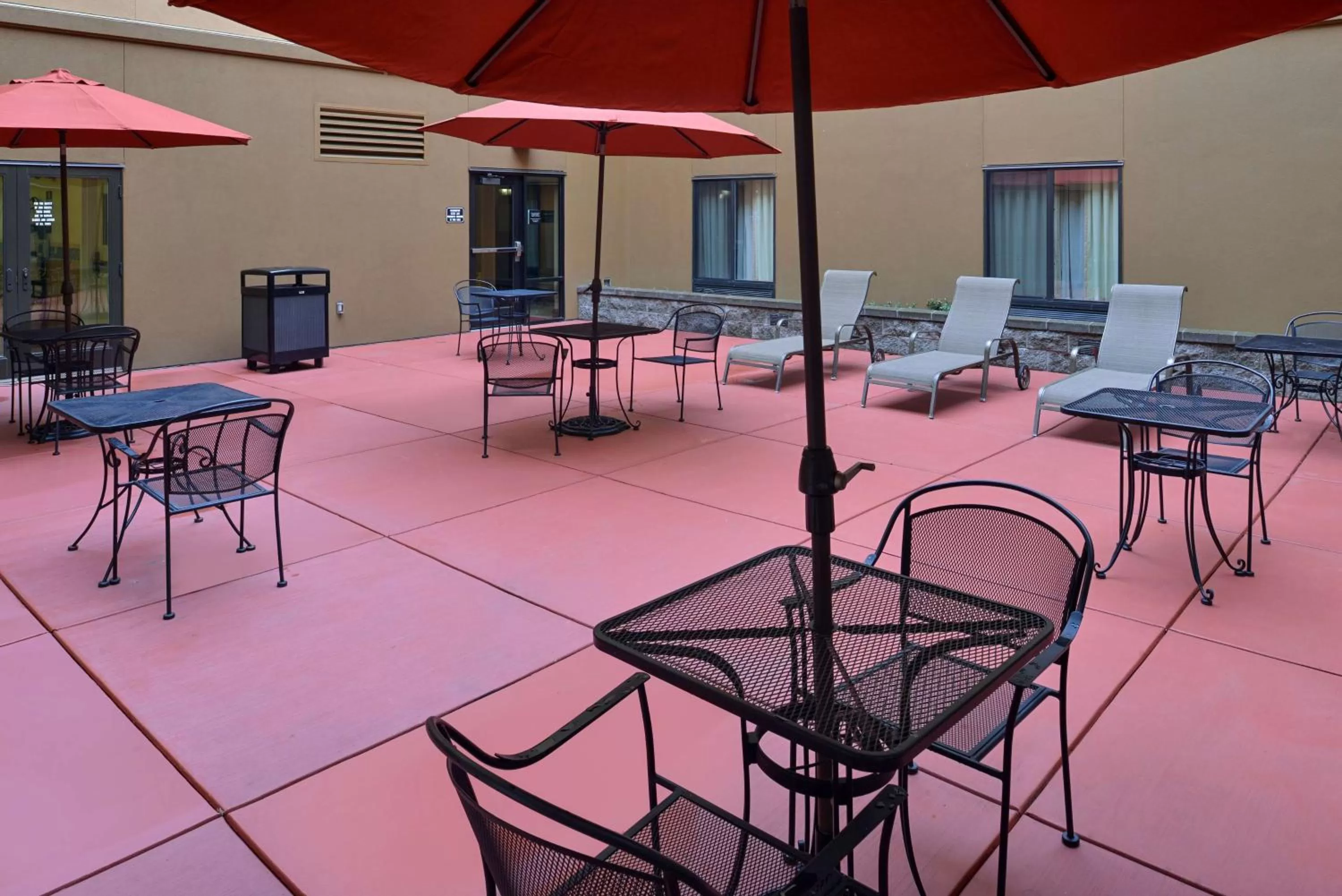 Property building in Hampton Inn & Suites Tacoma