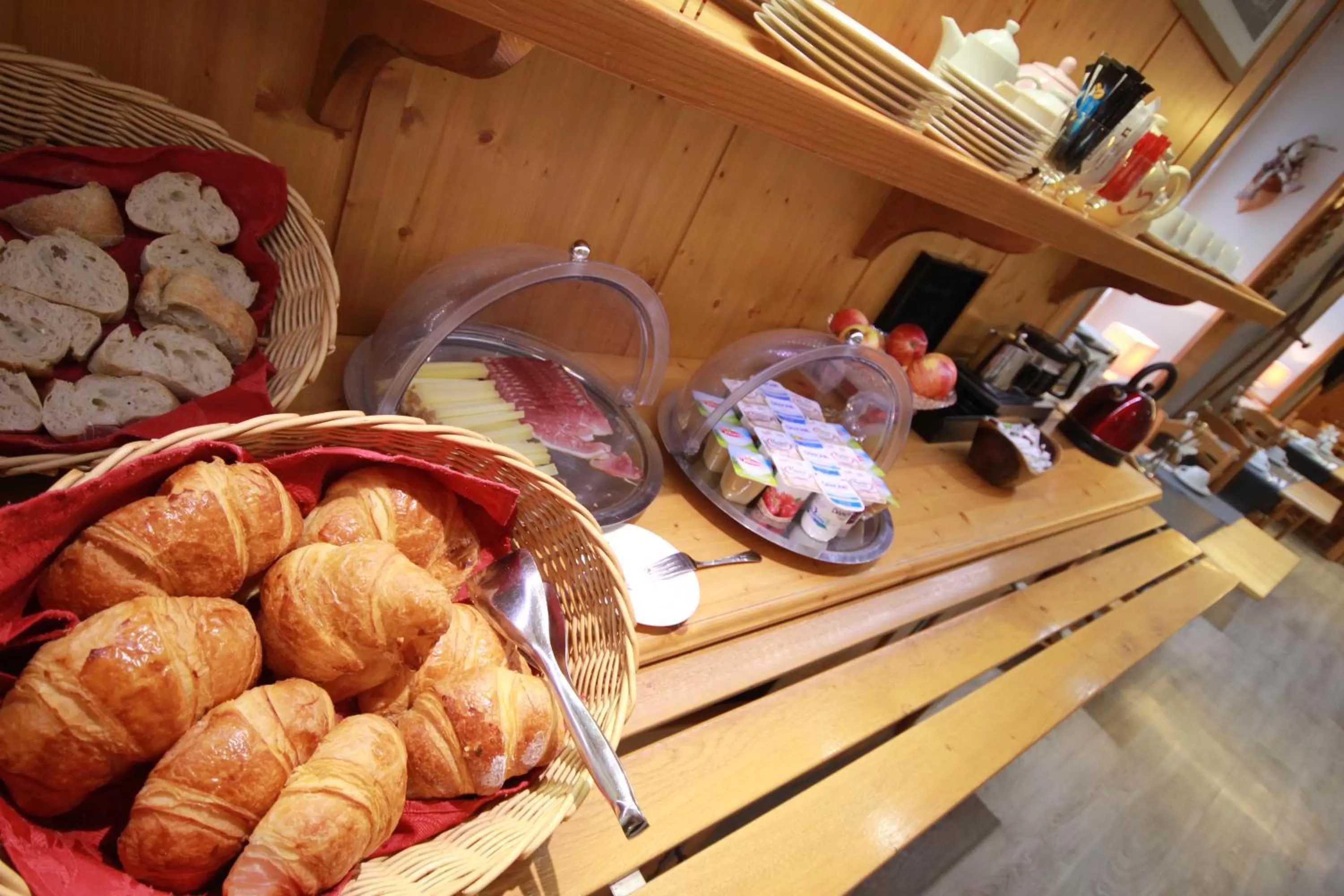 Buffet breakfast in Hotel Les Montagnards