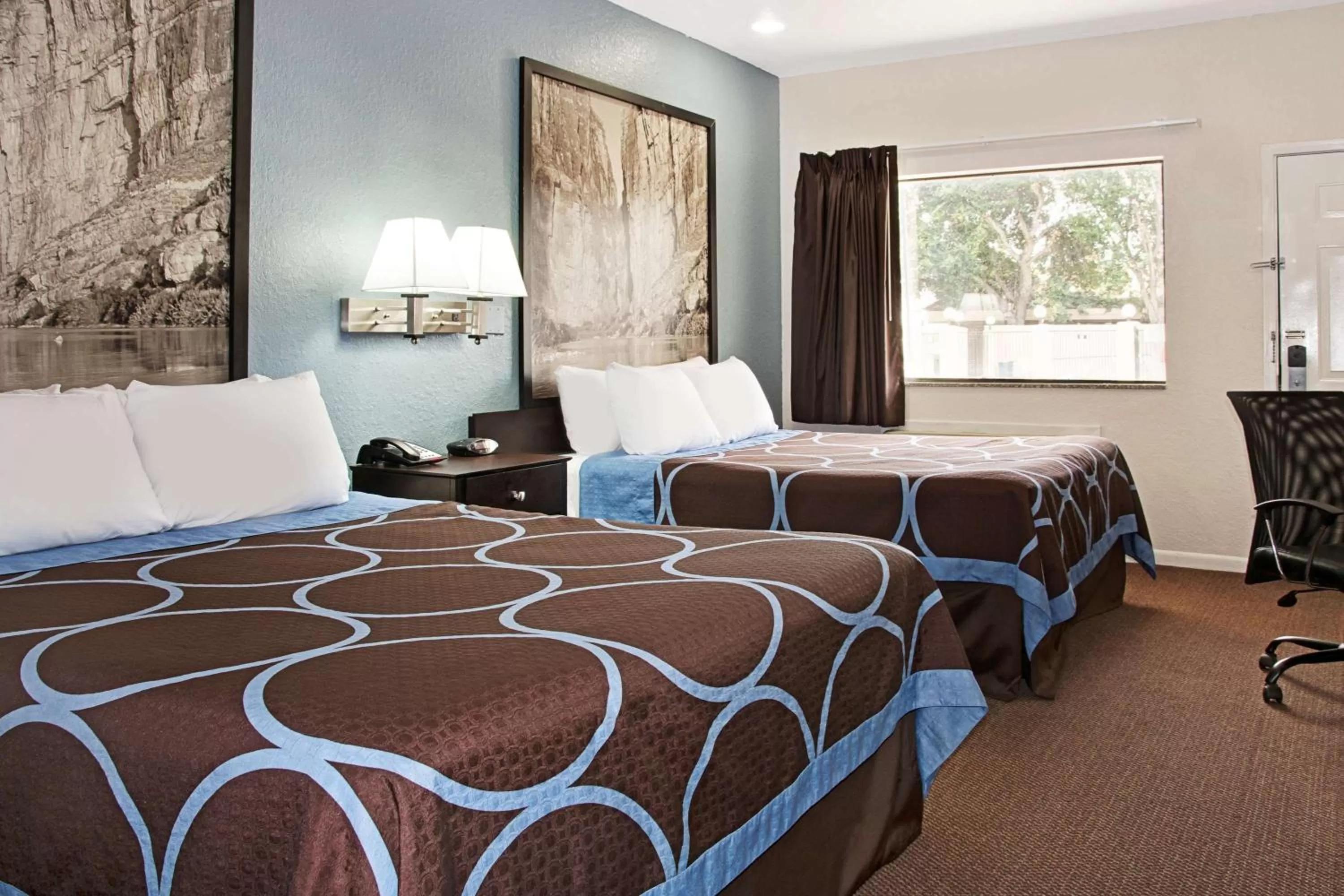 Photo of the whole room, Bed in Super 8 by Wyndham Houston/Brookhollow NW