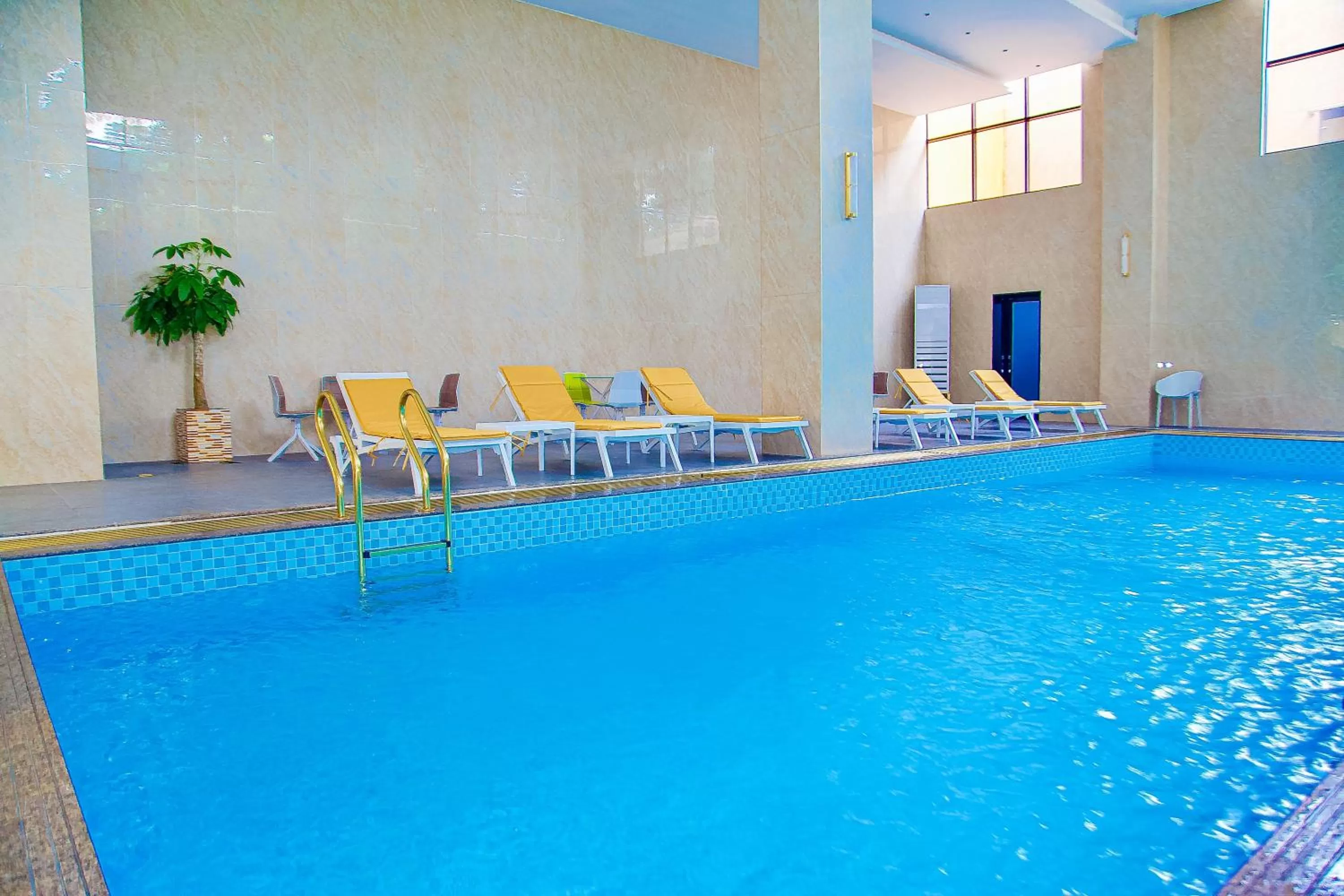 Swimming Pool in Hôtel FAMILLE MONDIALE