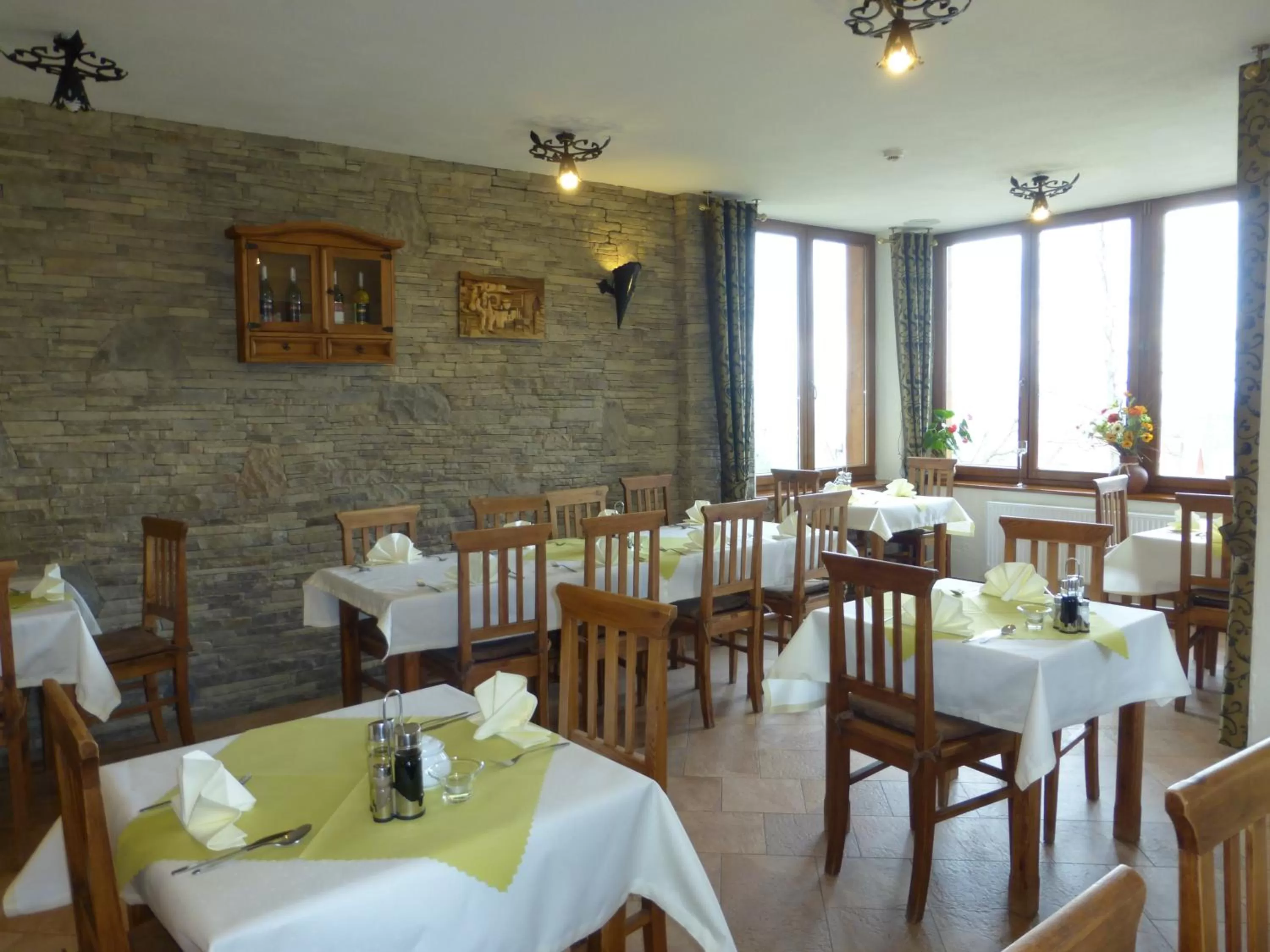 Restaurant/places to eat in Hotel Dwór Karolówka