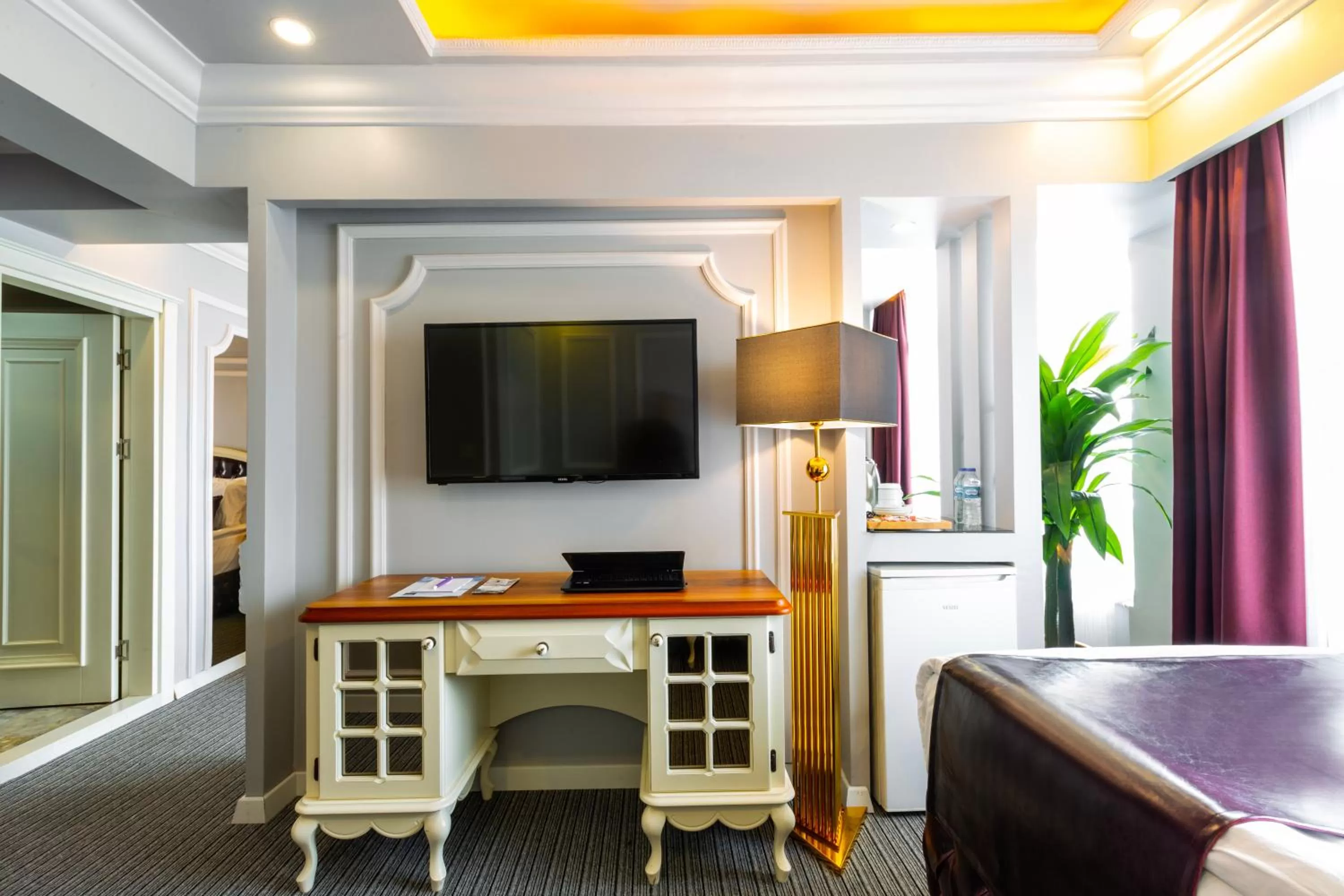 Communal lounge/ TV room, Bed in Andalouse Otel