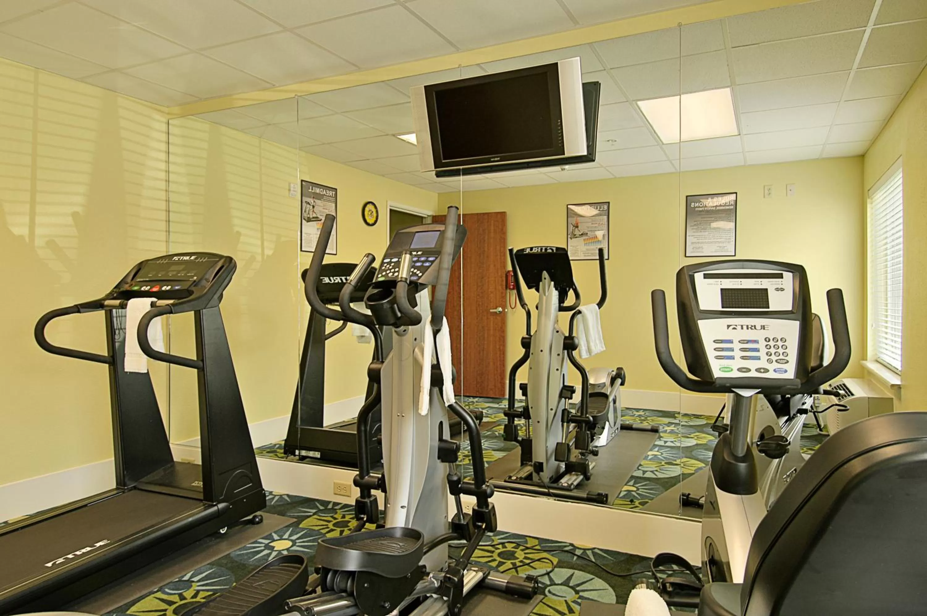 Fitness centre/facilities in Days Inn & Suites by Wyndham Savannah North I-95