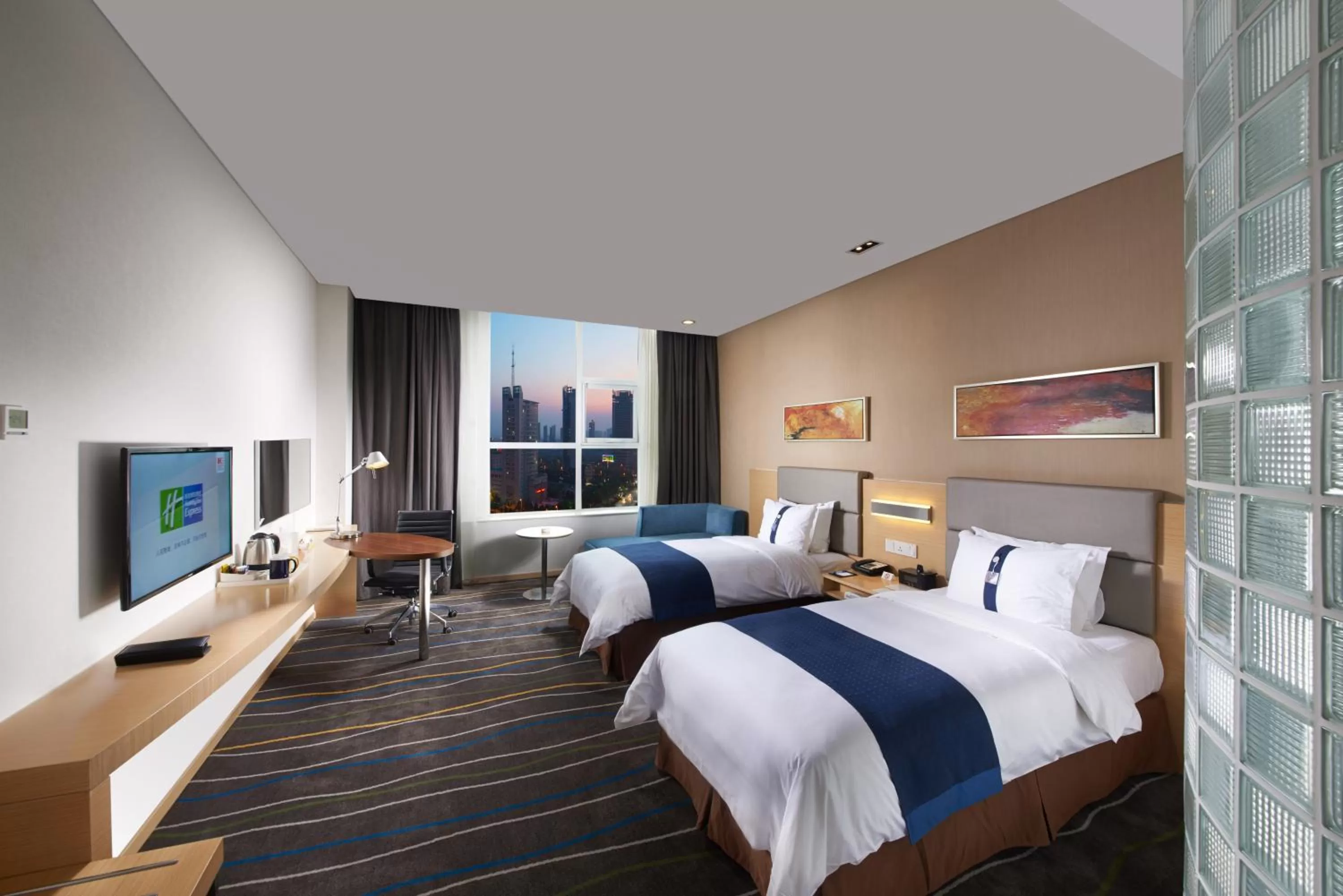 Photo of the whole room, Bed in Holiday Inn Express Luoyang City Center by IHG
