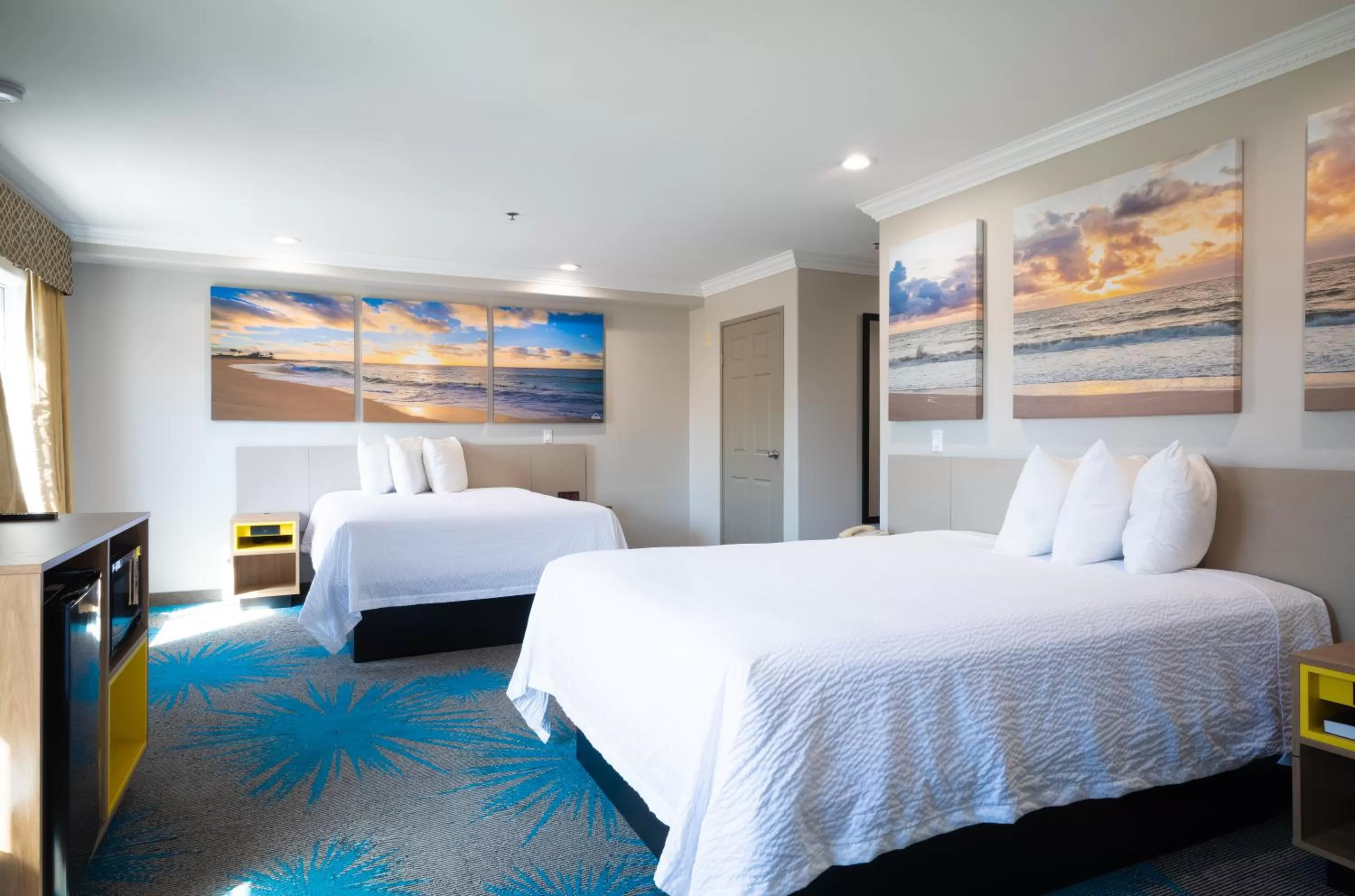 Photo of the whole room, Bed in Days Inn by Wyndham Santa Monica