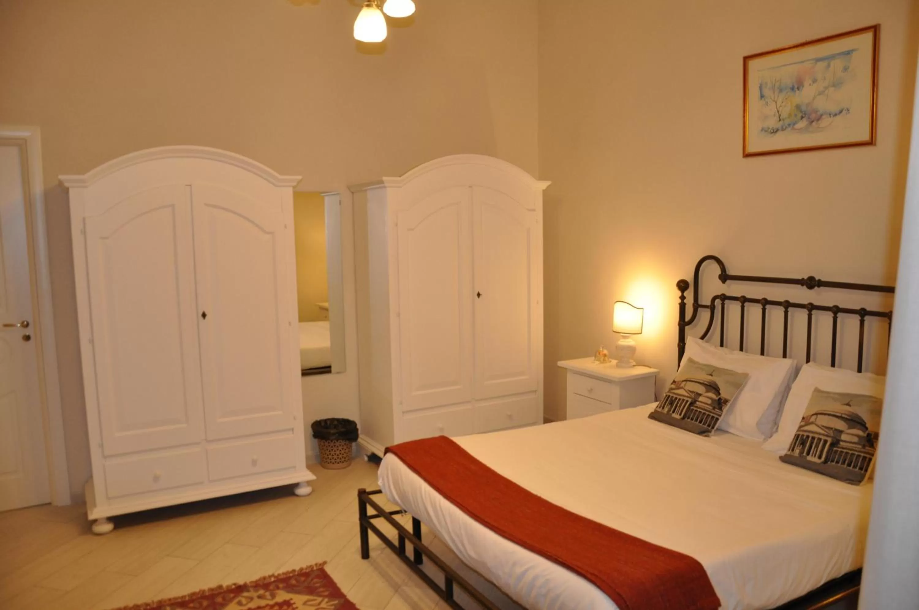 Photo of the whole room, Bed in Domus Borbonica