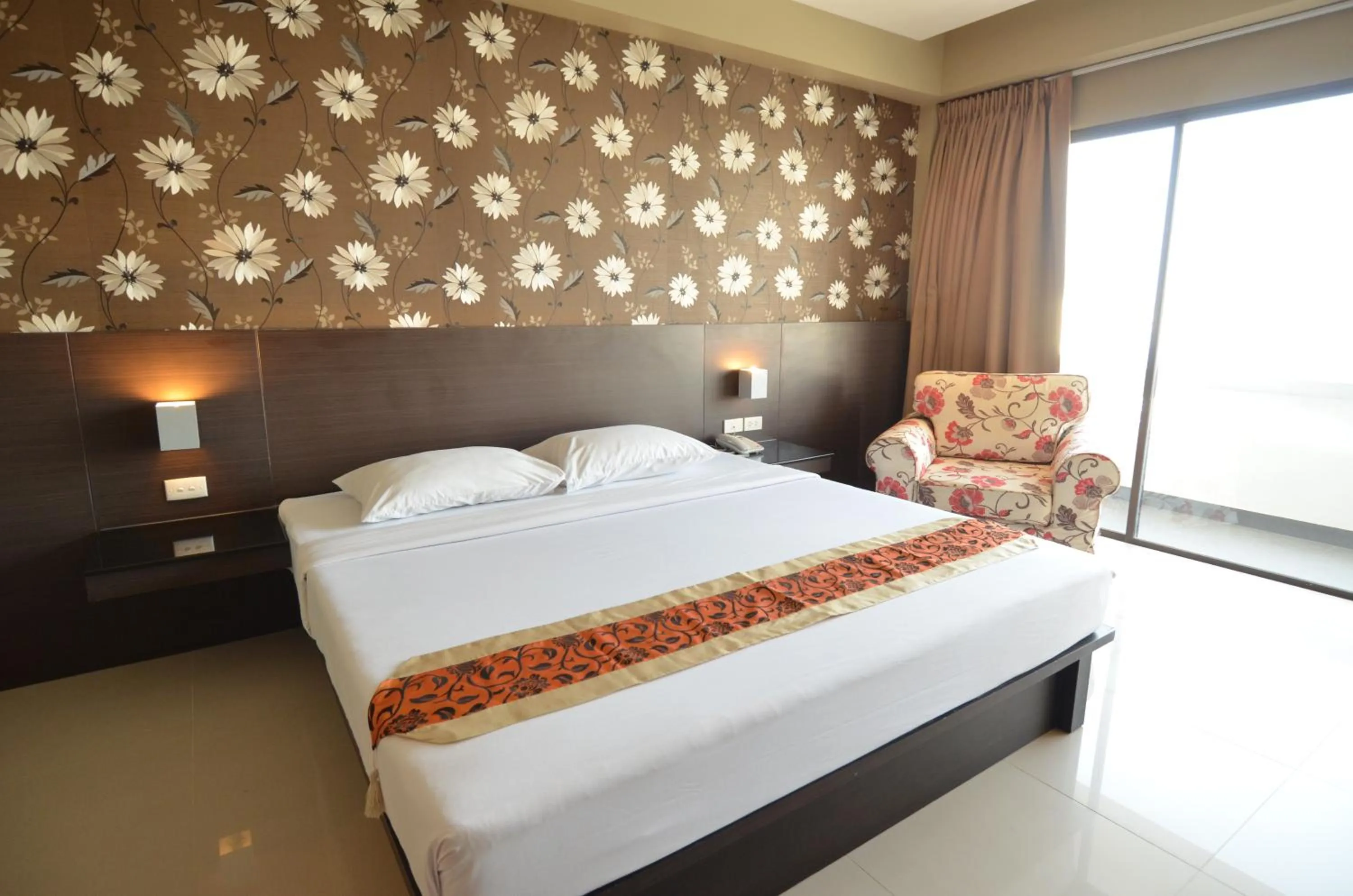 Seating area, Bed in Welcome Plaza Hotel Pattaya