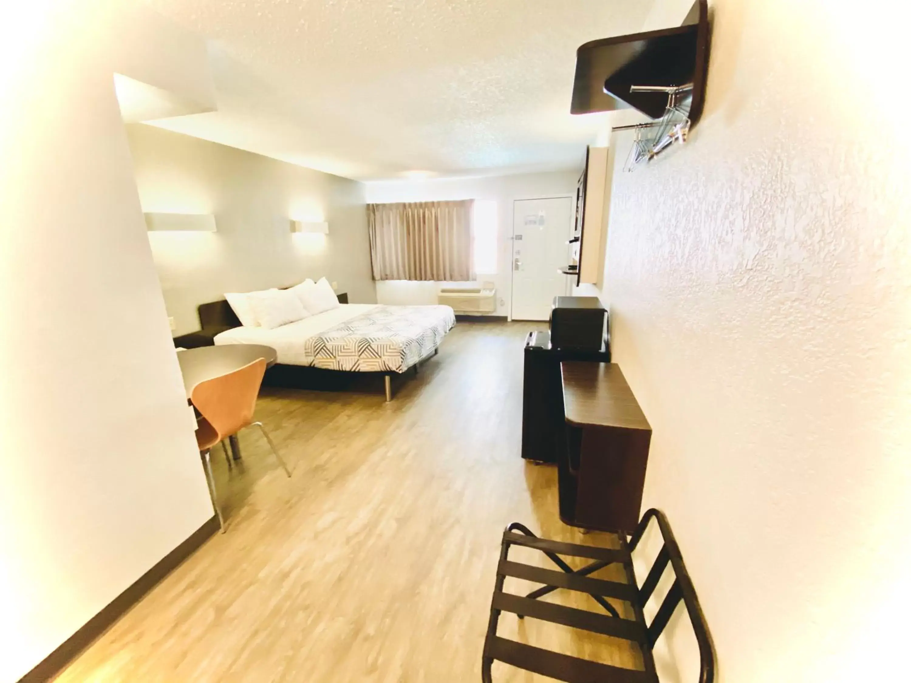 King Room - single occupancy - Non-Smoking in Motel 6 Boerne TX King Room - single occupancy - Non-Smoking in Motel 6 Boerne TX