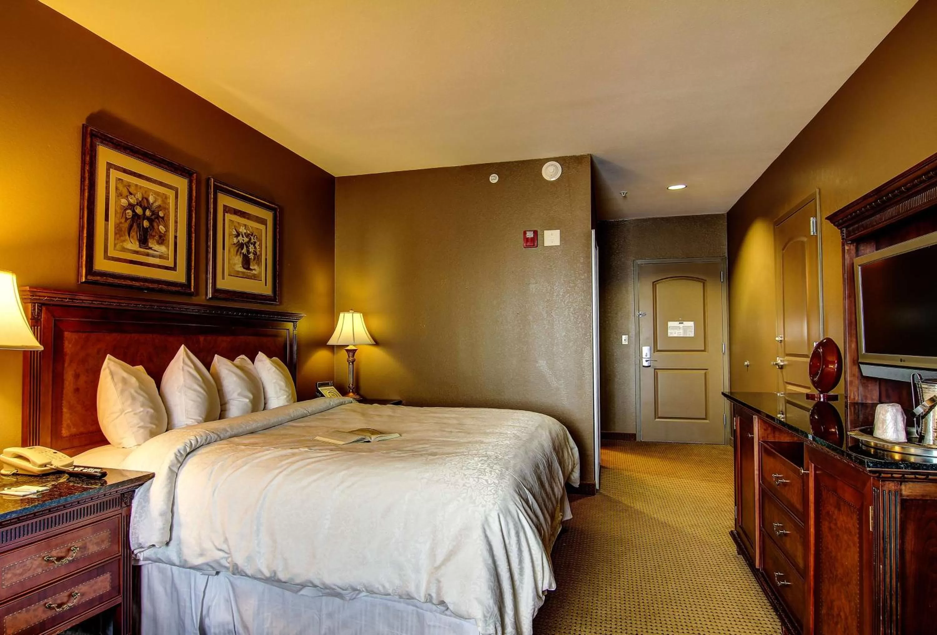 King Room with Roll-In Shower - Disability Access in The Wildwood Hotel