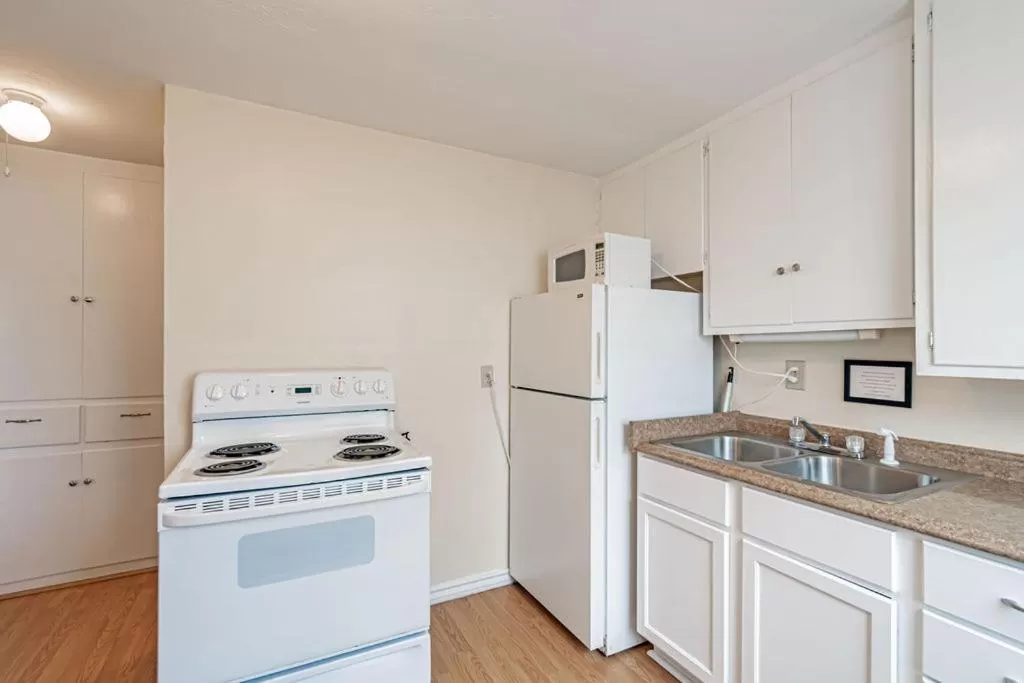 Kitchen or kitchenette, Kitchen/Kitchenette in Suites of Lava Hot Springs