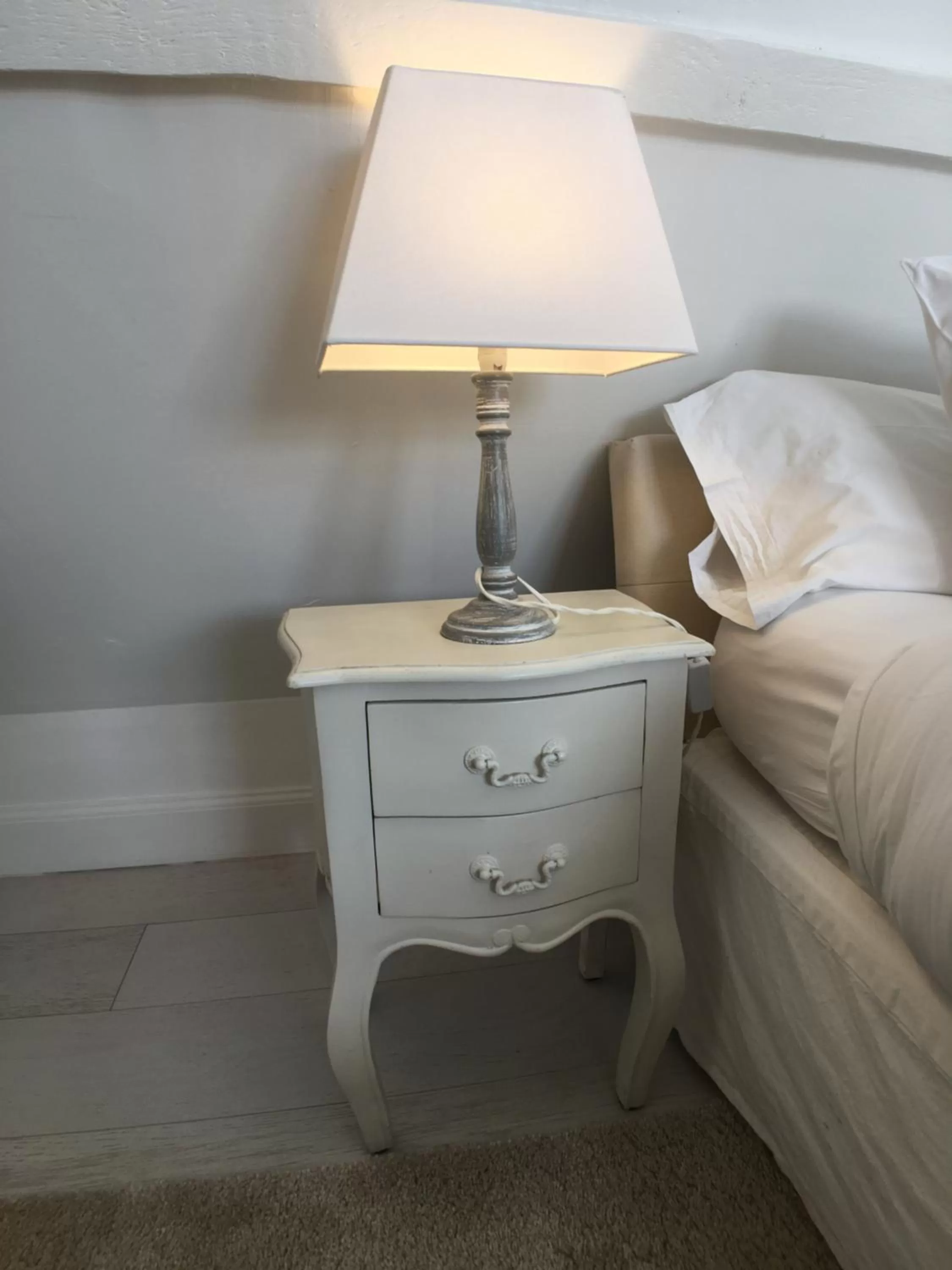 Bed in La Romance et la Romanesque