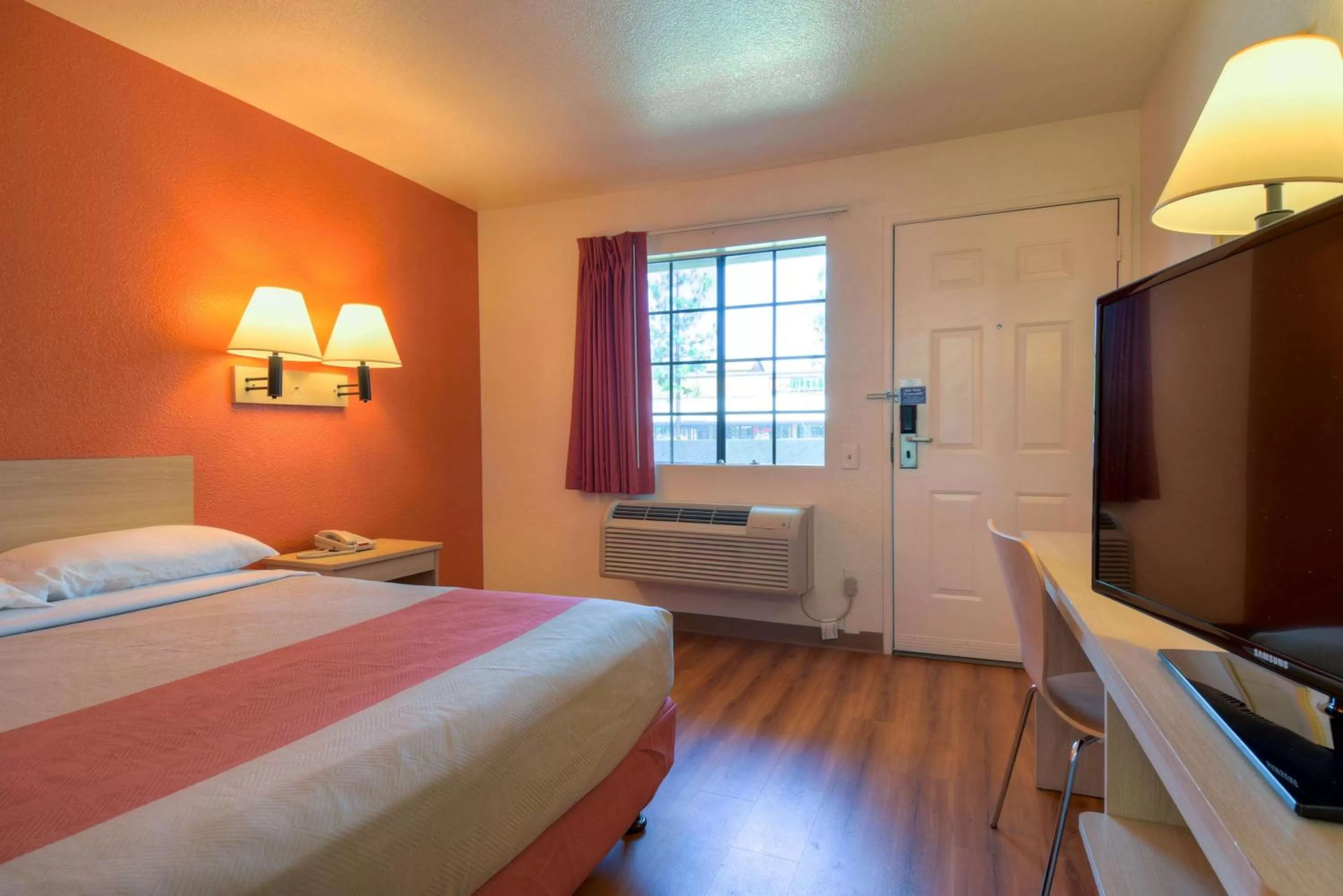 TV and multimedia, Bed in Motel 6-San Dimas, CA - Los Angeles