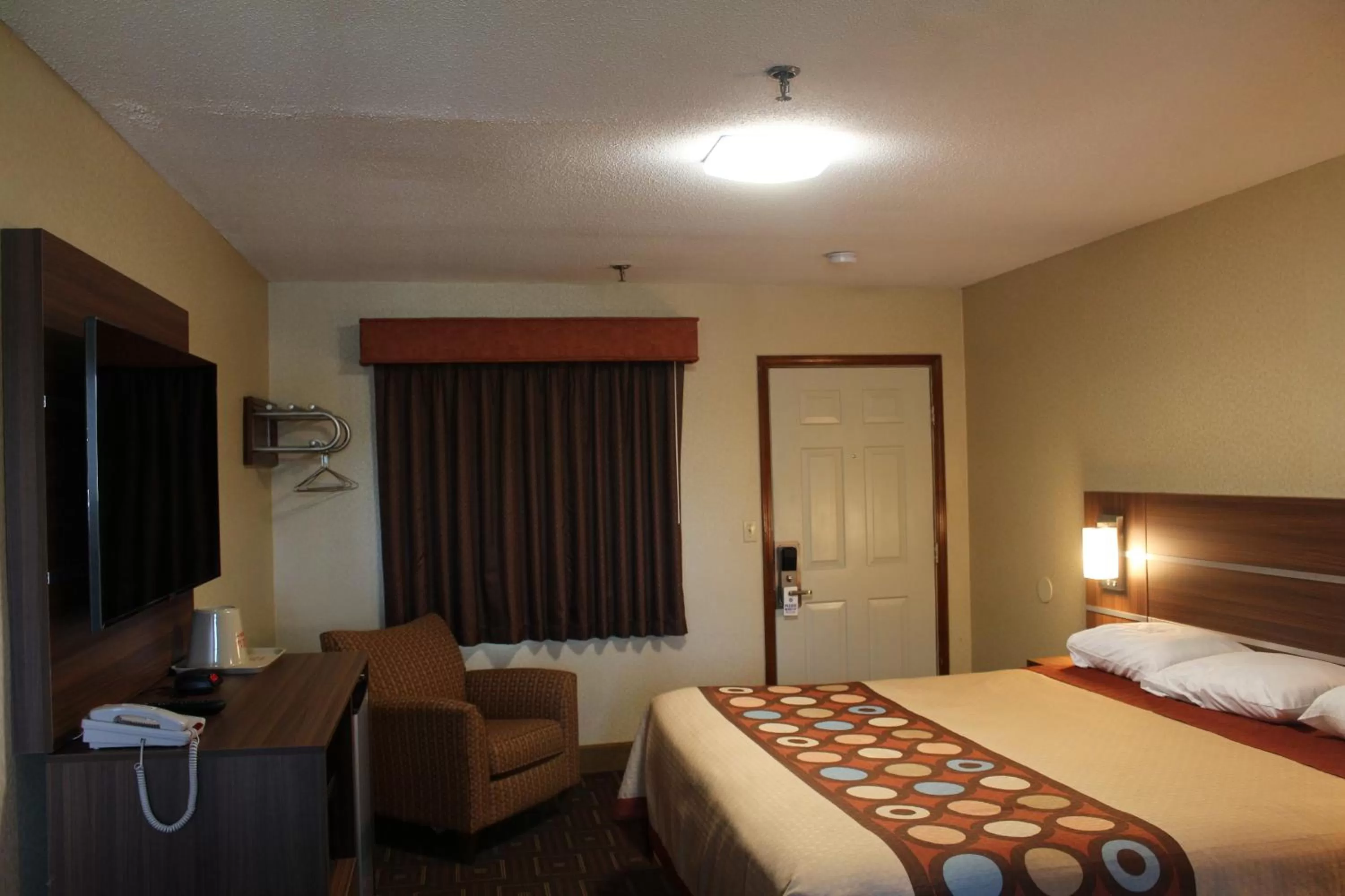 Photo of the whole room, Bed in American Inn