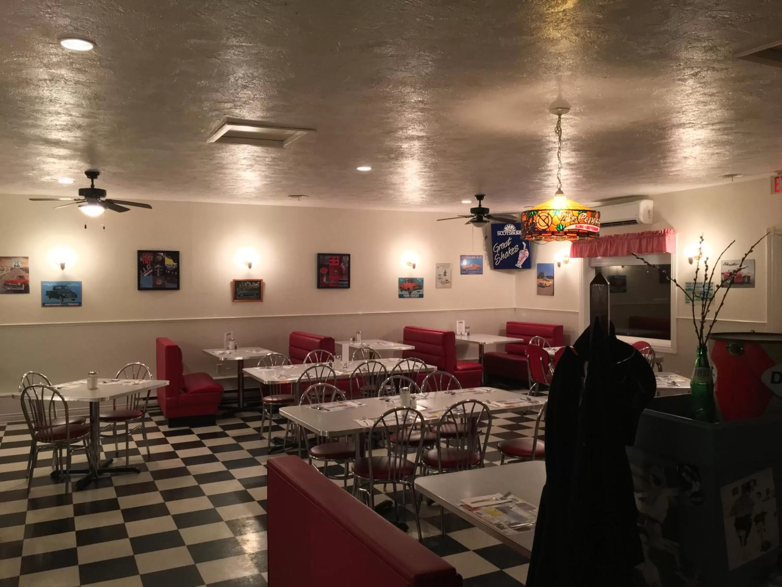 Restaurant/Places to Eat in Fairway Inn