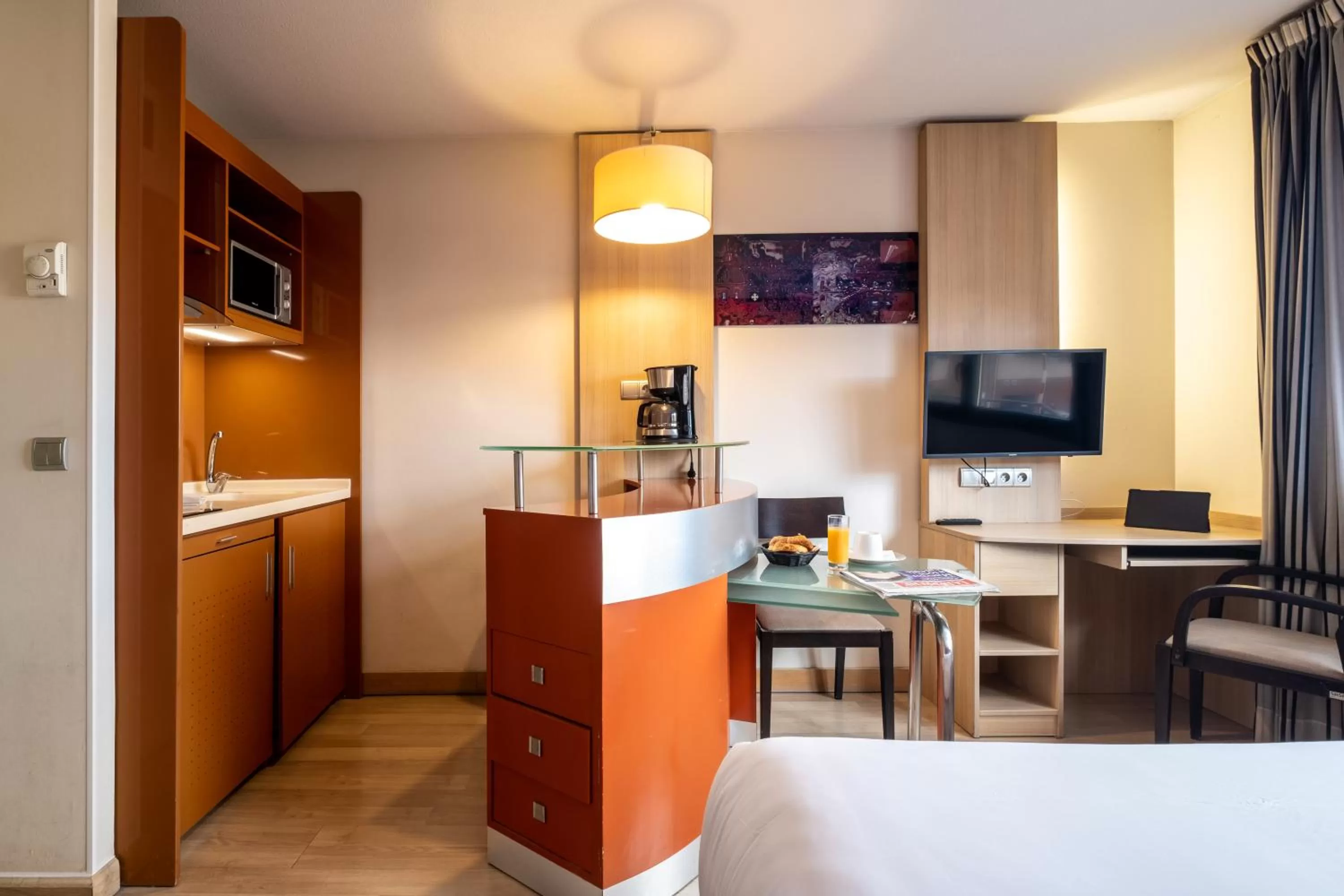 Kitchen or kitchenette in Clarion Aparthotel Toulouse Blagnac Airport