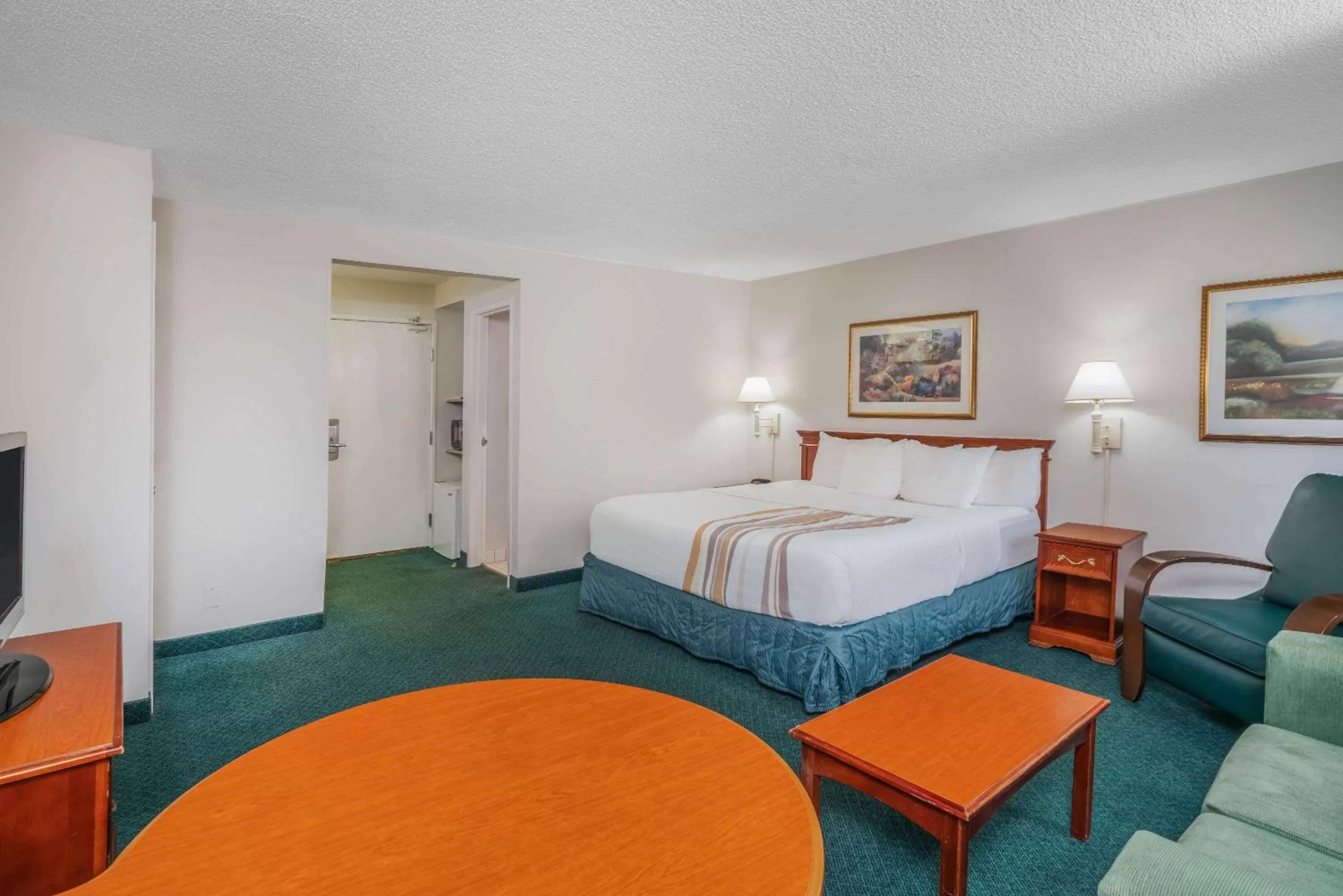 Photo of the whole room, Bed in La Quinta by Wyndham Nashville Franklin