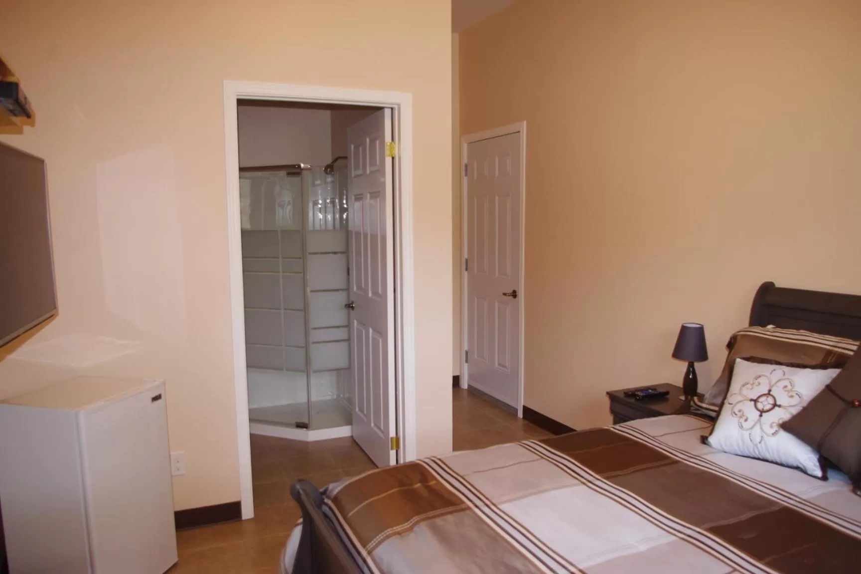 Photo of the whole room, TV/Entertainment Center in Auberge La Tanière