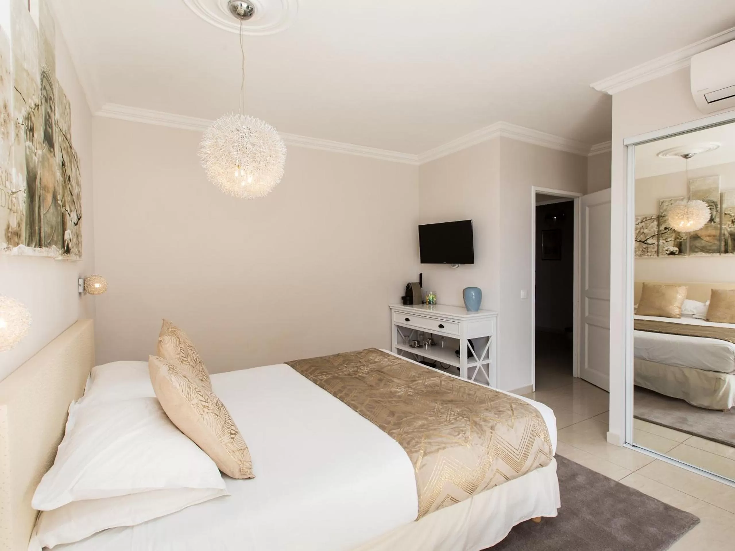 Bedroom in Les chambres d'hôtes de Mougins
