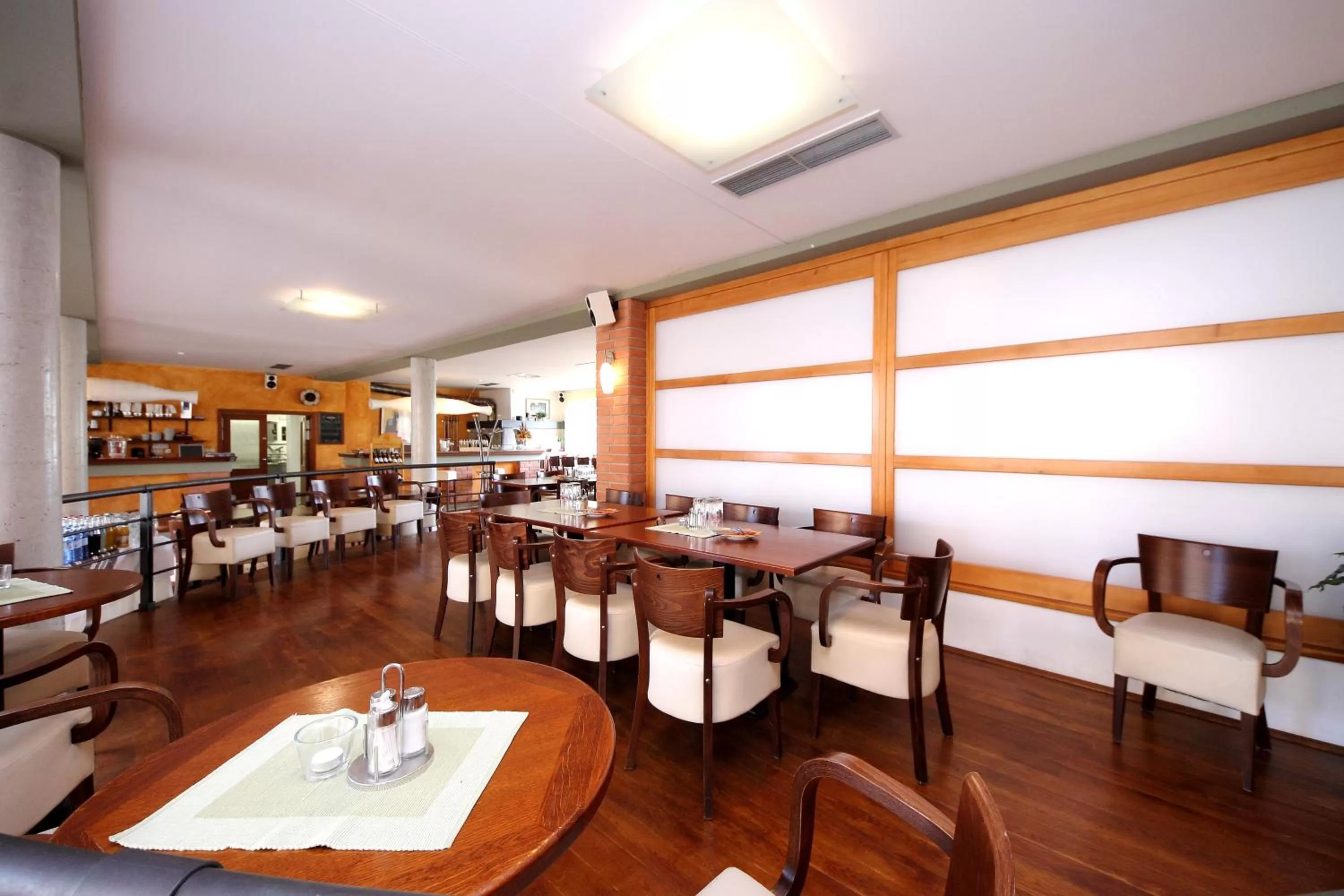 Restaurant/places to eat in Hotel S-centrum