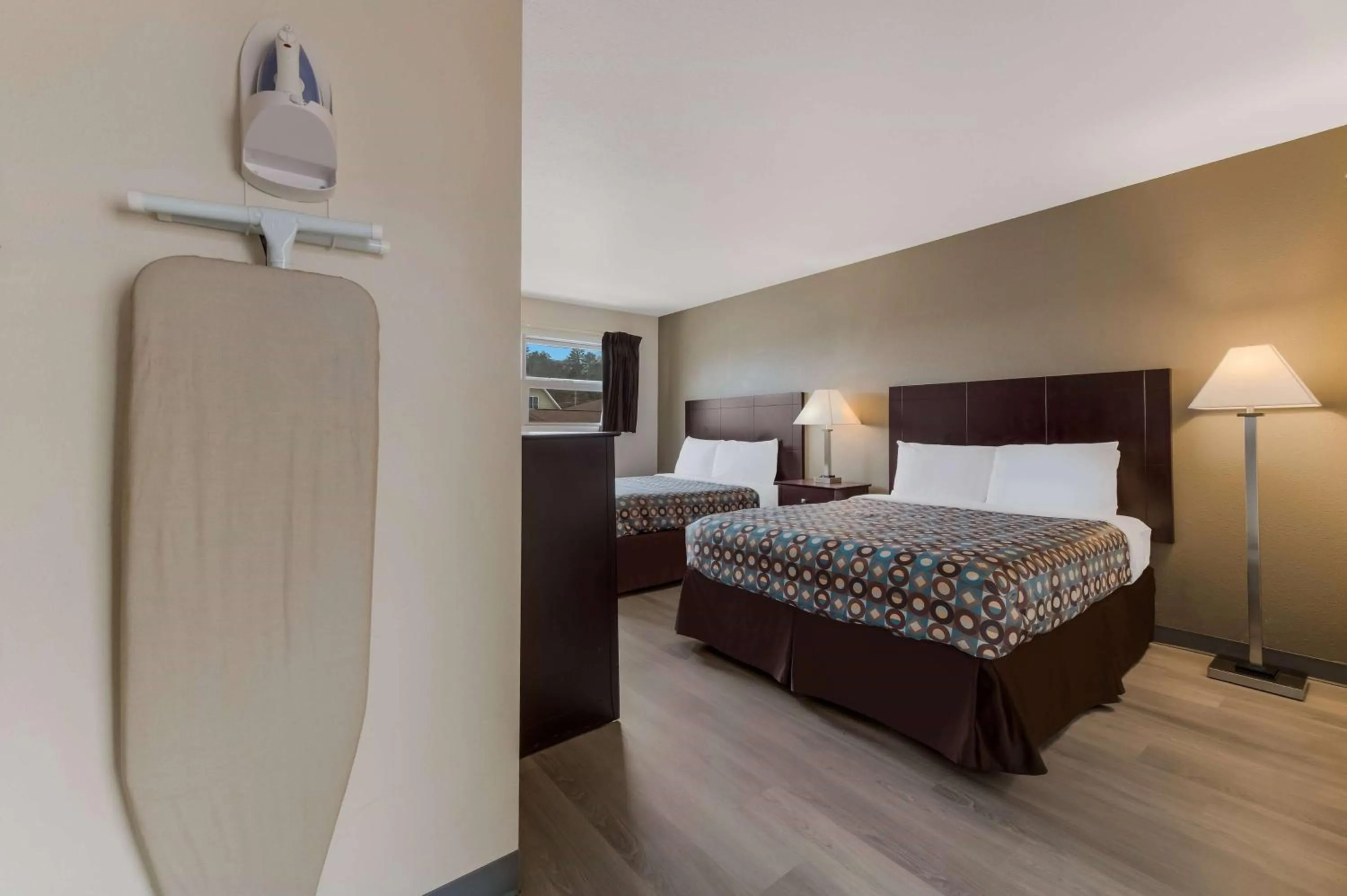 Queen Room with Two Queen Beds - Non-Smoking in Econo Lodge Inn & Suites