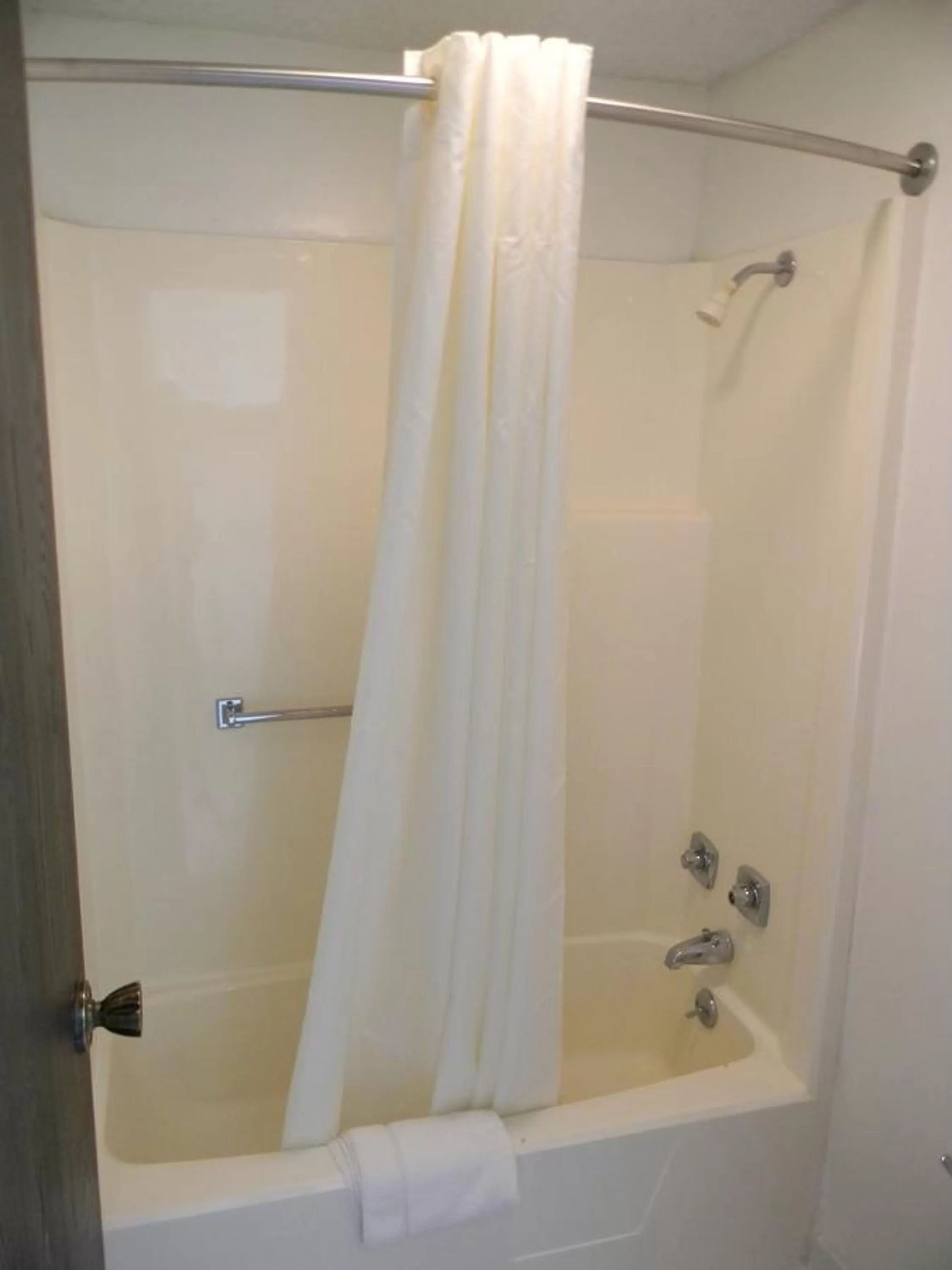 Shower in Americas Best Value Inn Heath-Newark