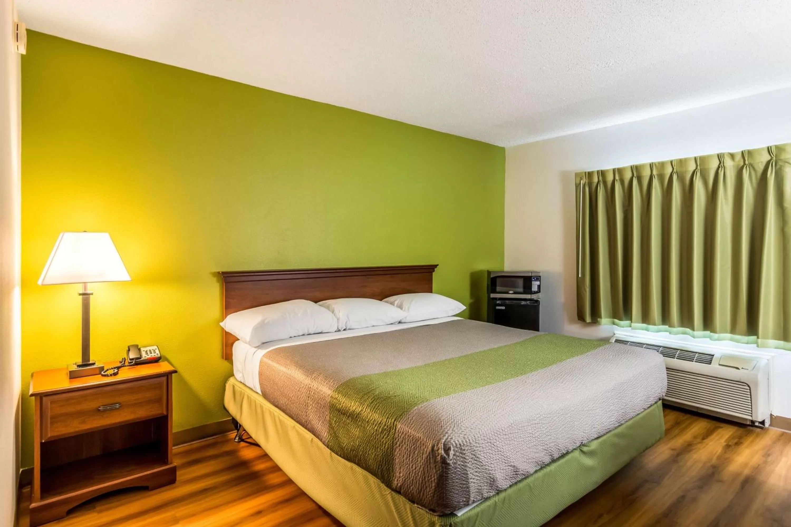 Photo of the whole room, Bed in Motel 6-Petersburg, VA - Fort Lee