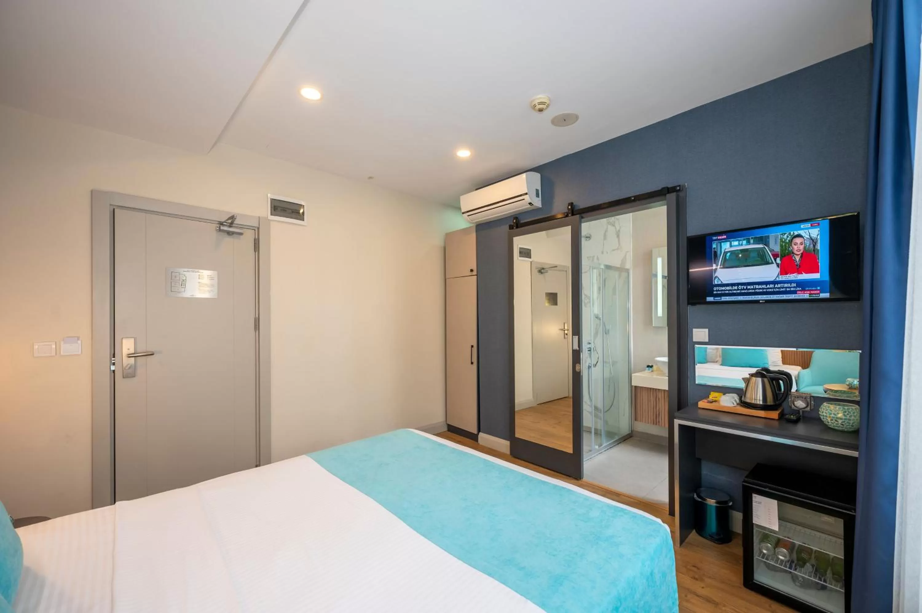 Photo of the whole room, Bed in Juno Hotel Taksim