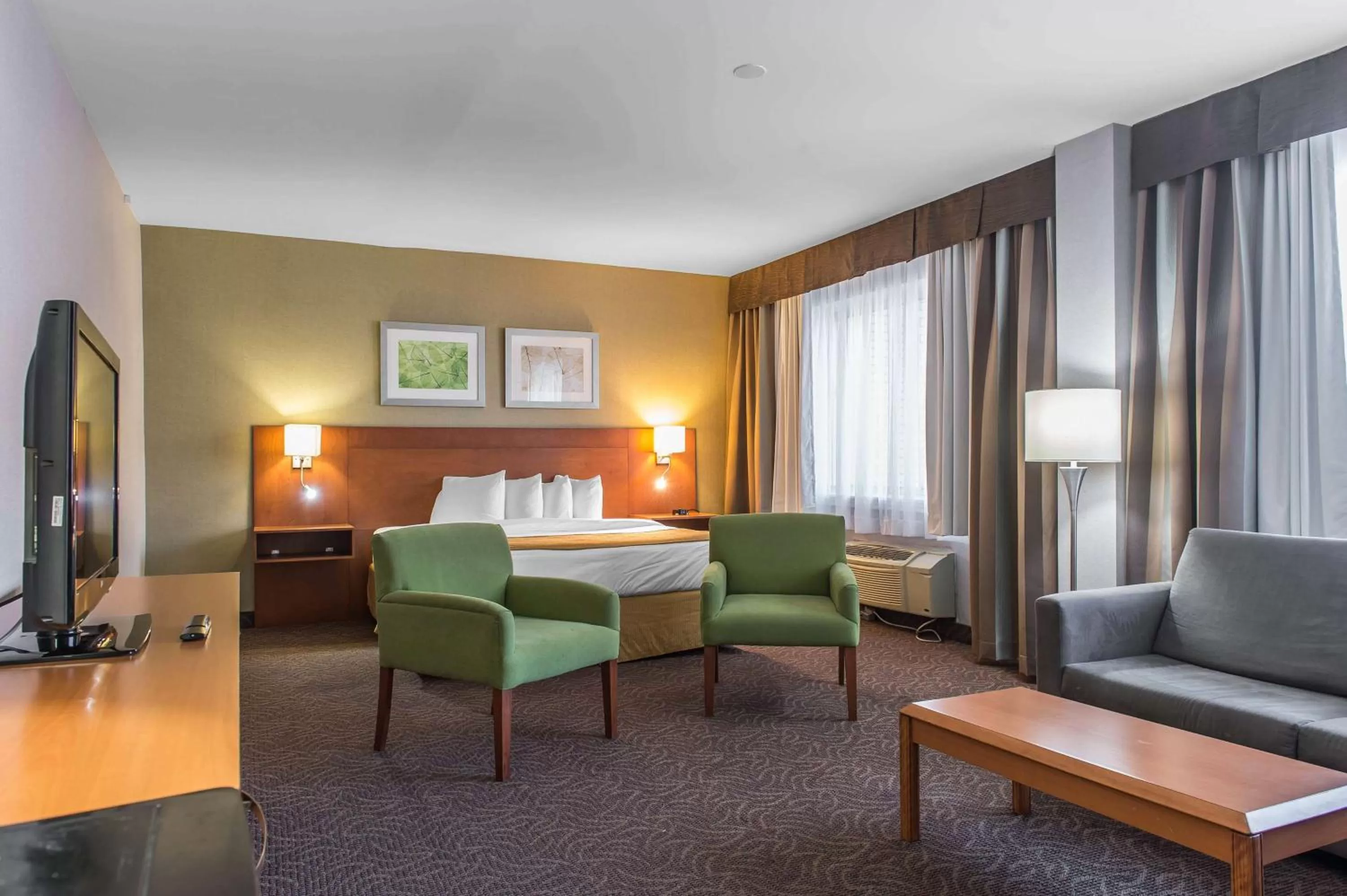 Photo of the whole room, Bed in Ramada Plaza by Wyndham Montreal