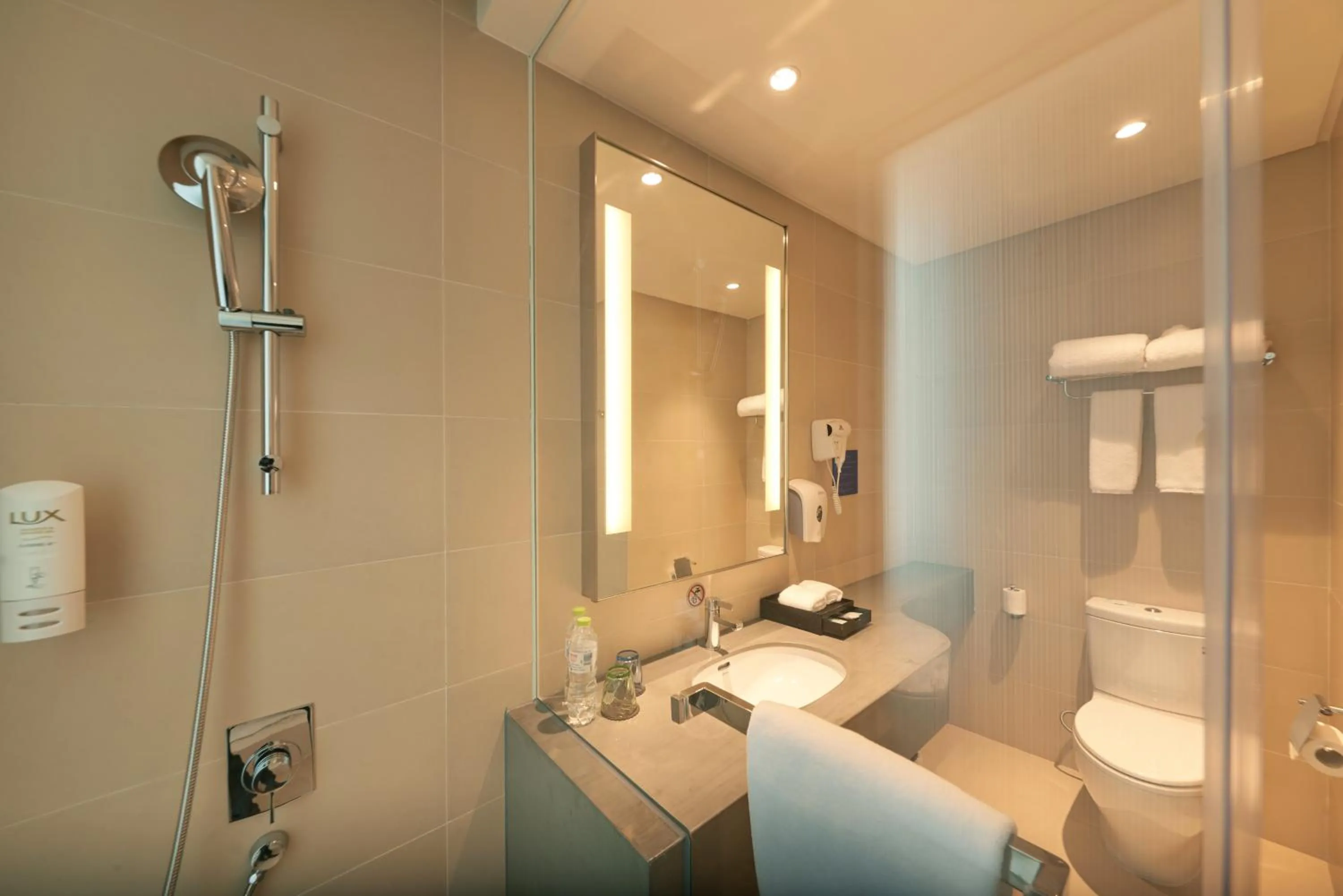 Bathroom in Holiday Inn Express Chengdu Huanhuaxi by IHG-Near Jinsha Site Musem,Near Wuhou Temple Museum,Welcome drinks,Free gym,Free self-service laundry