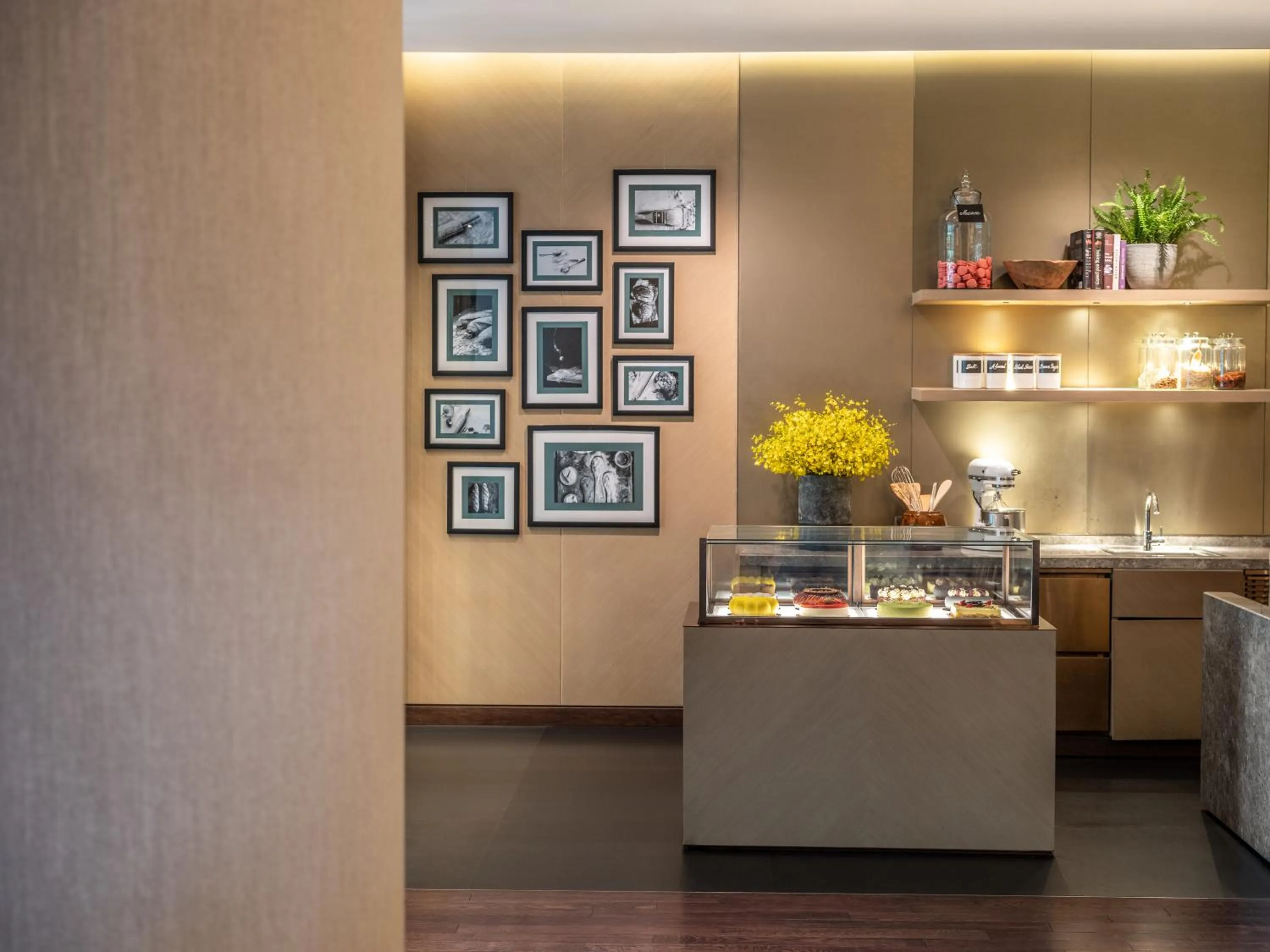 Lounge or bar in New World Saigon Hotel