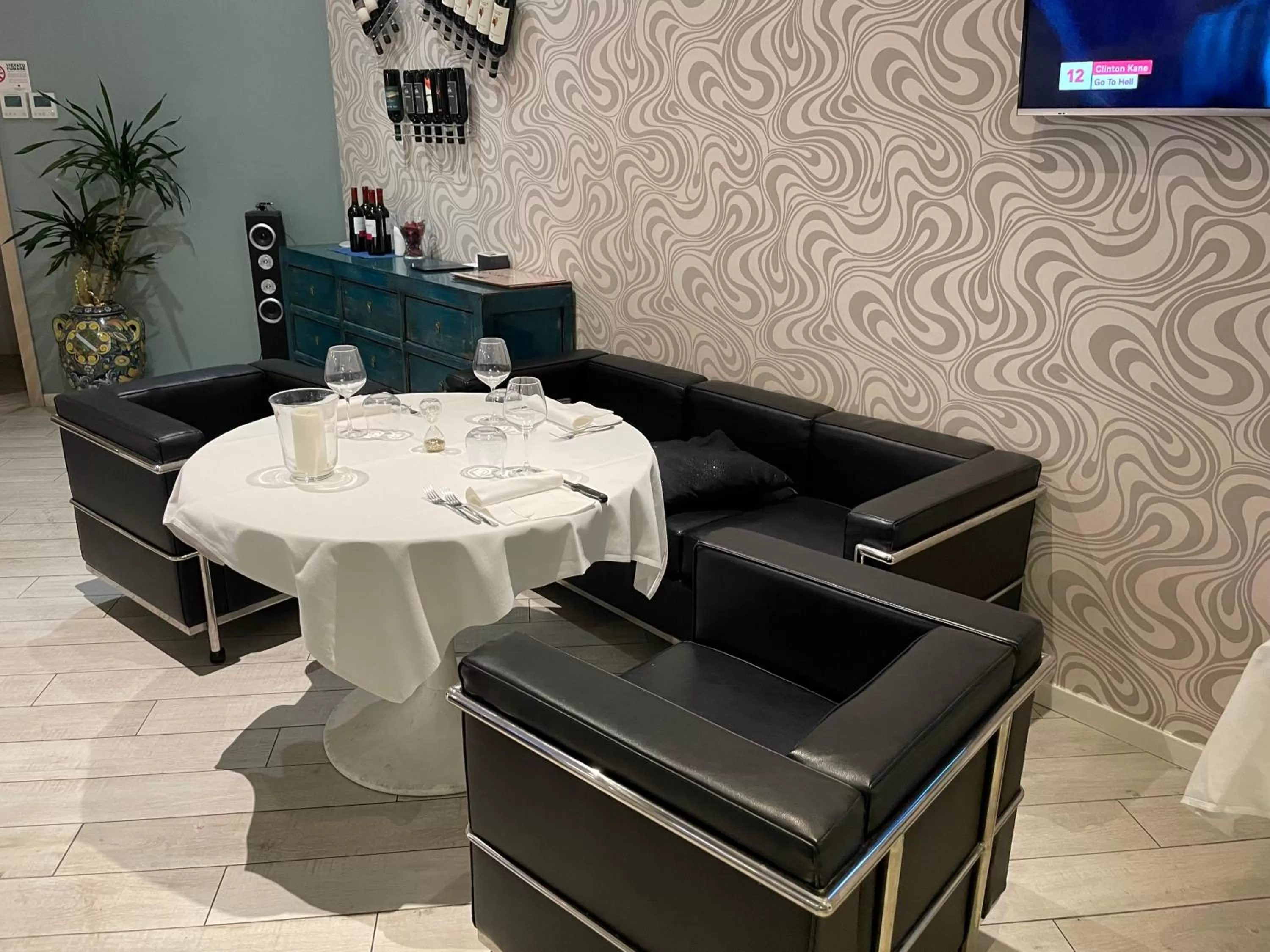 Restaurant/places to eat in Blue Shades Hotel