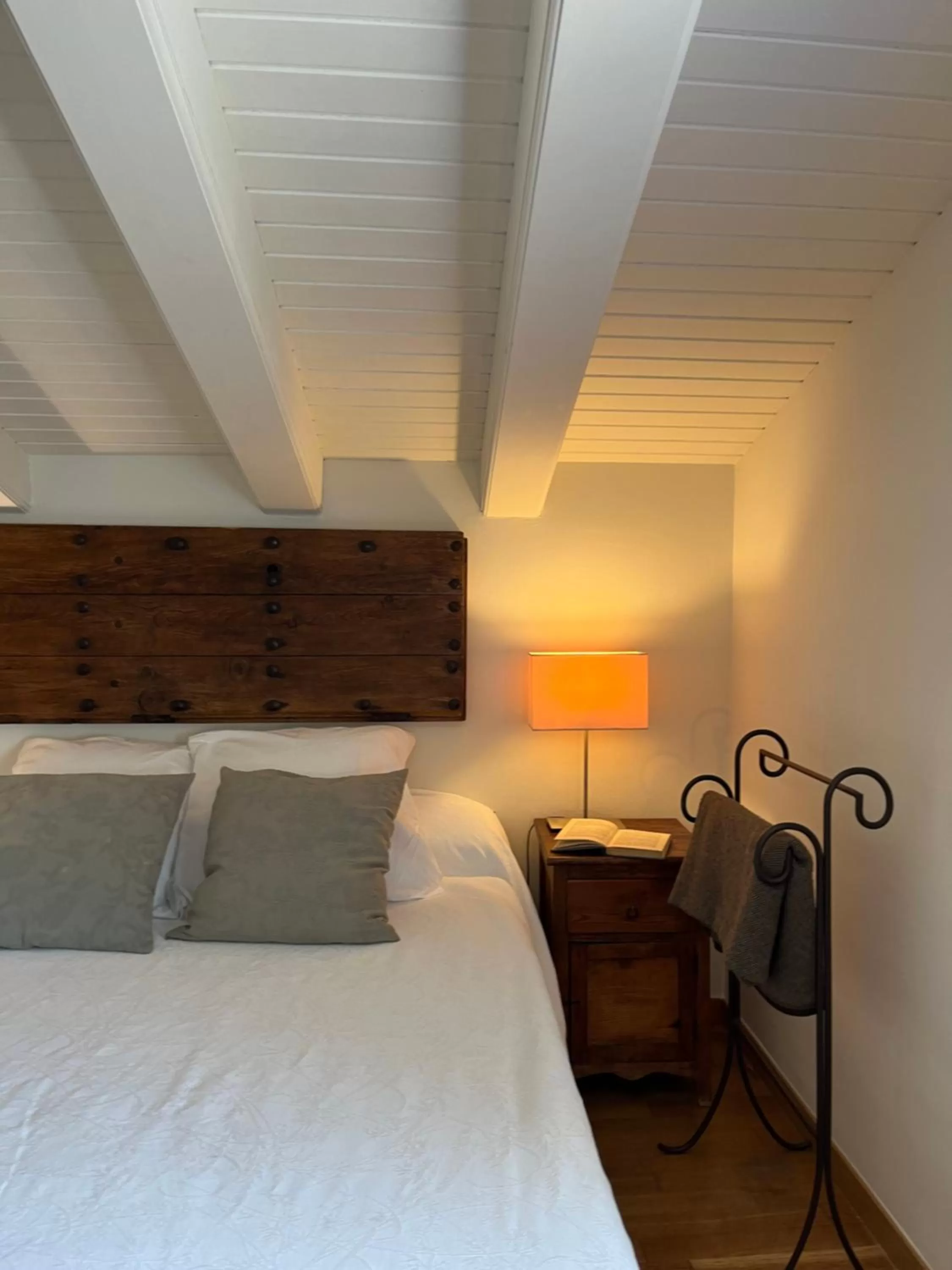 Bed in Hostal de la Plaça - Hotel Boutique