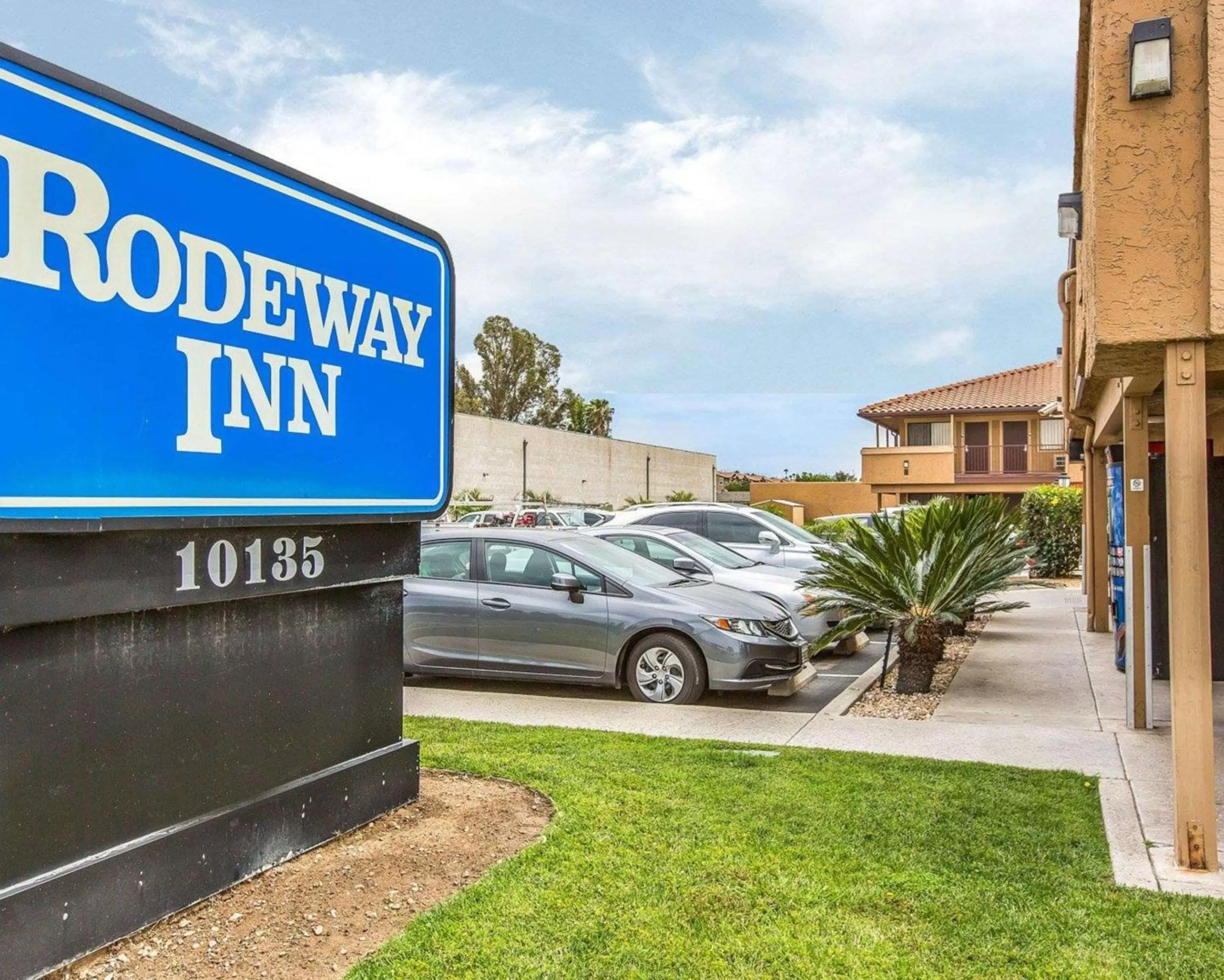 Property building in Rodeway Inn Santee San Diego East