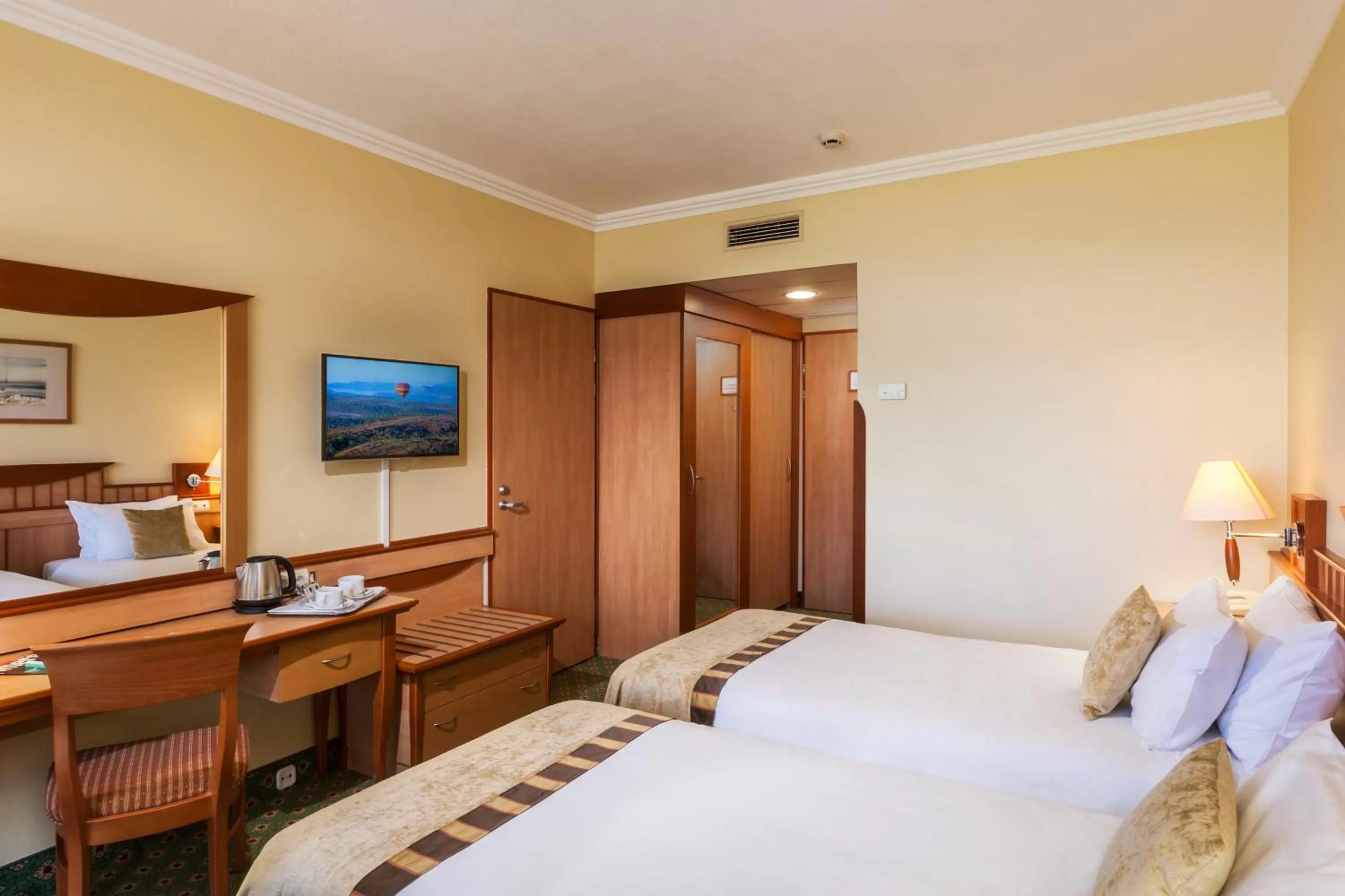 Superior Twin Room with Danube View (pet-friendly) in Danubius Hotel Helia