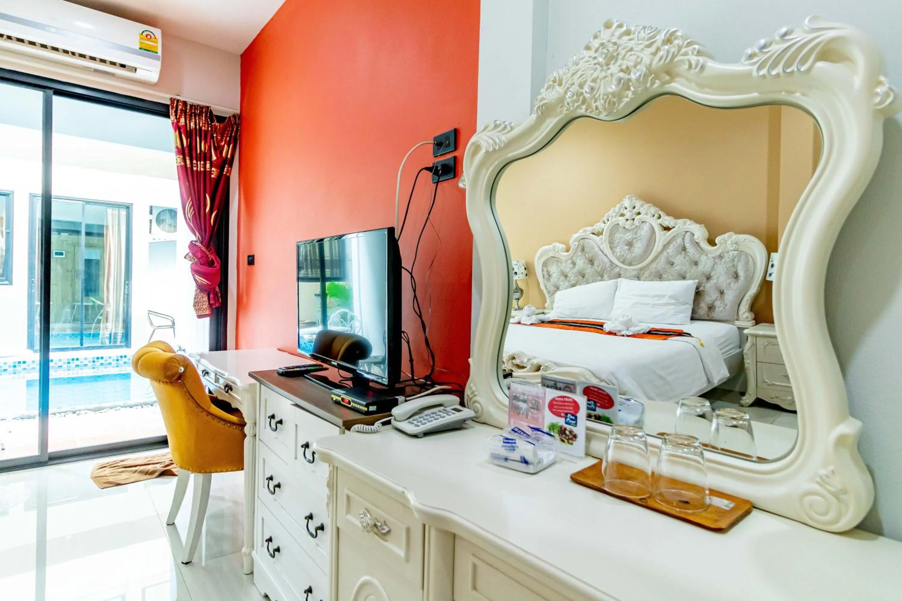 TV and multimedia in The Pool Resort