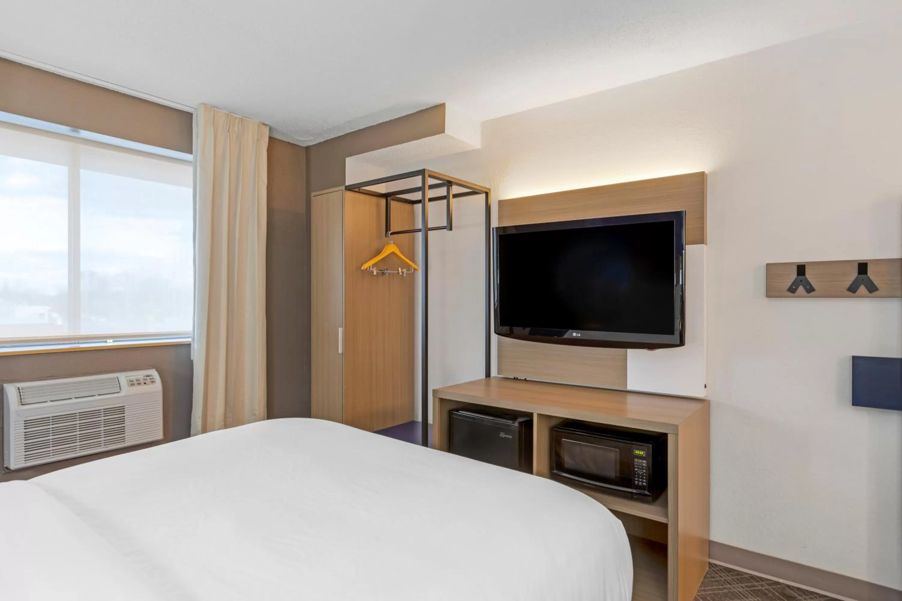 Bed in Comfort Inn Detroit - Troy