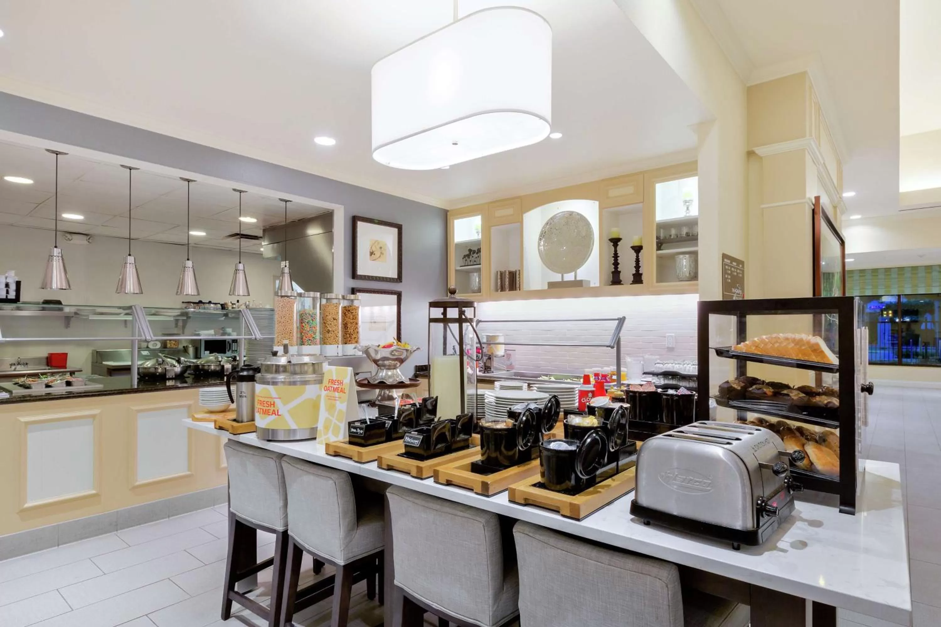Dining area in Hilton Garden Inn Sacramento Elk Grove