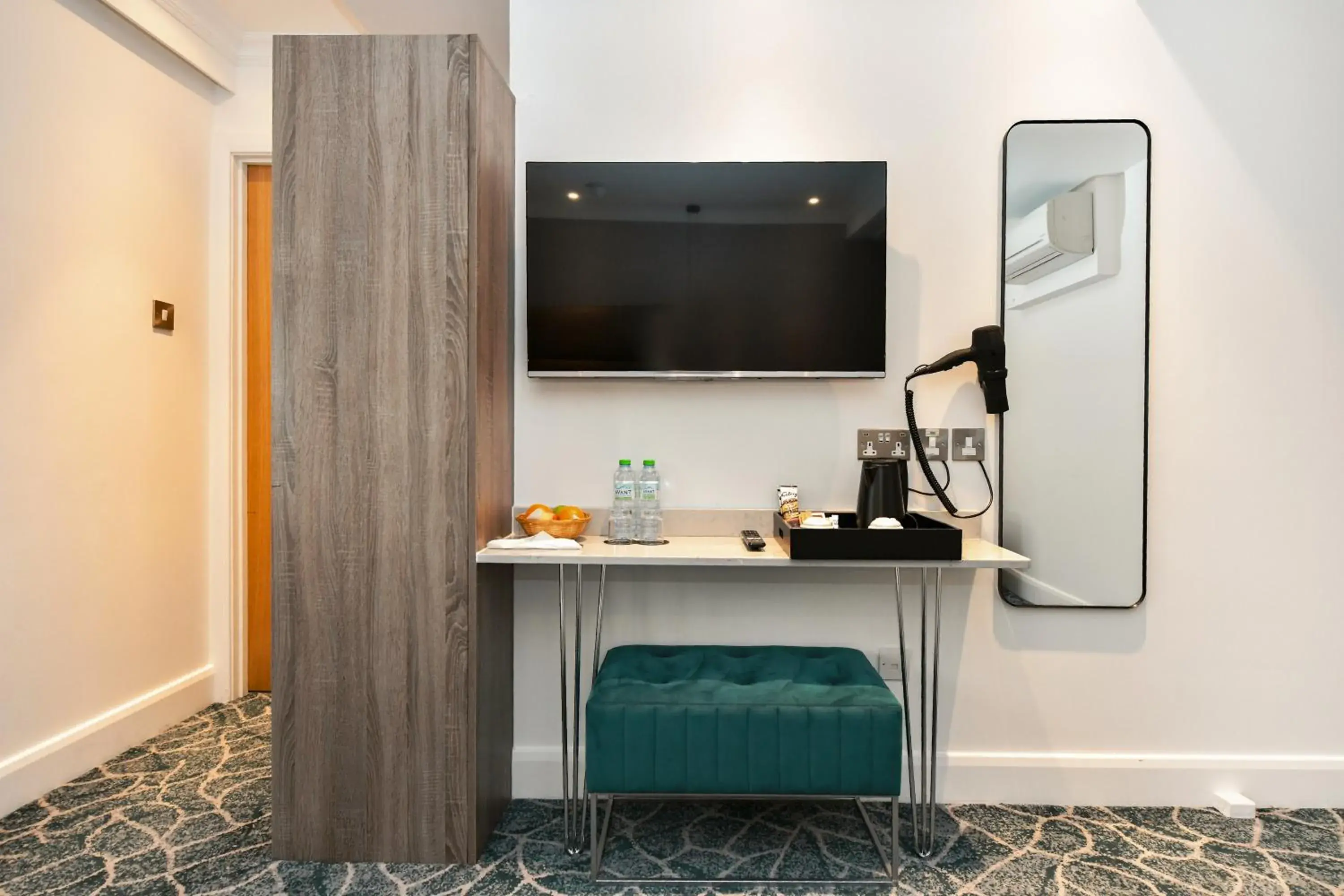 Deluxe Twin Room in Queens Park Hotel Deluxe Twin Room in Queens Park Hotel