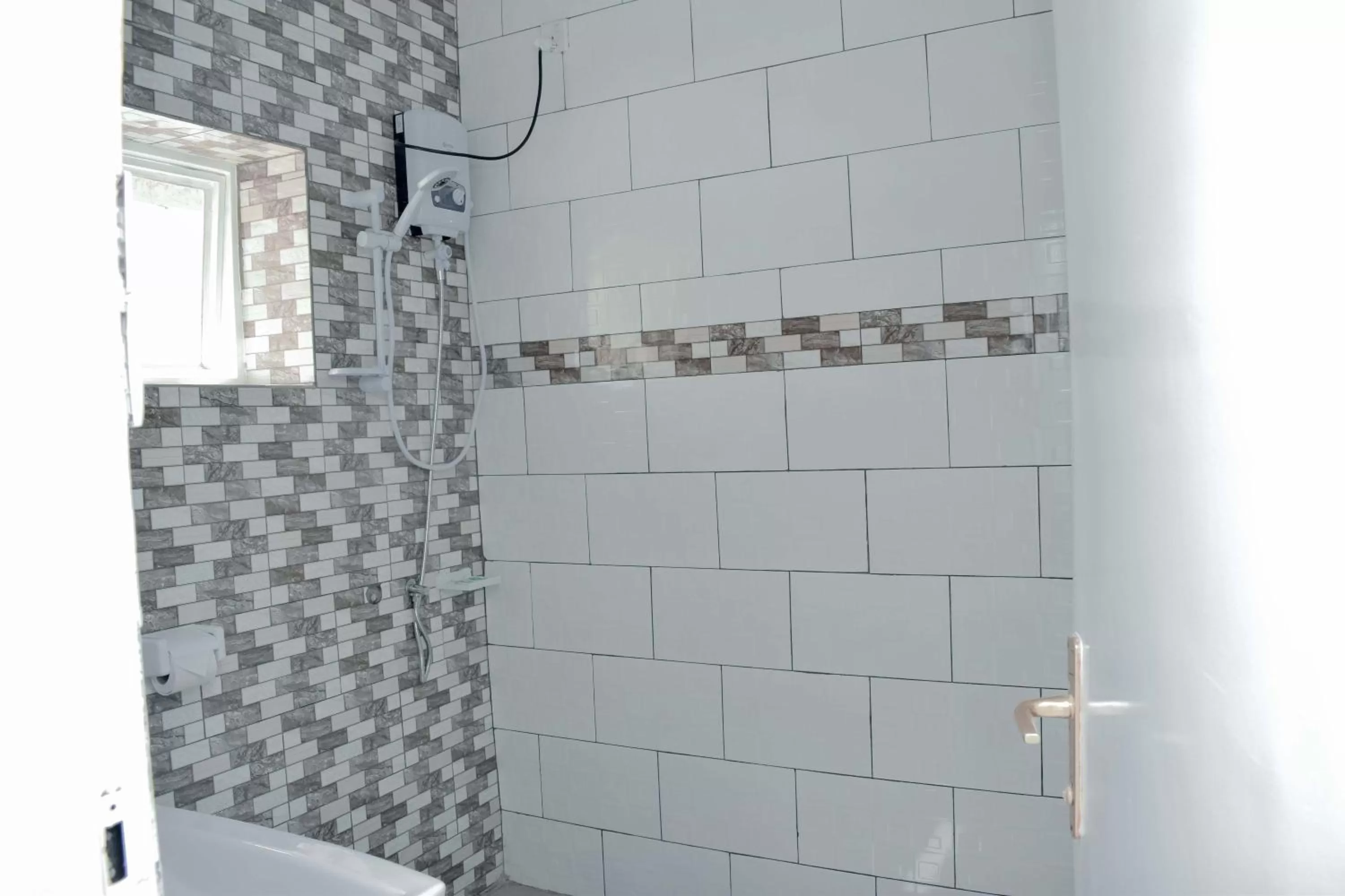 Shower in INZOZI AFRICA HOUSE B&B-Gishushu