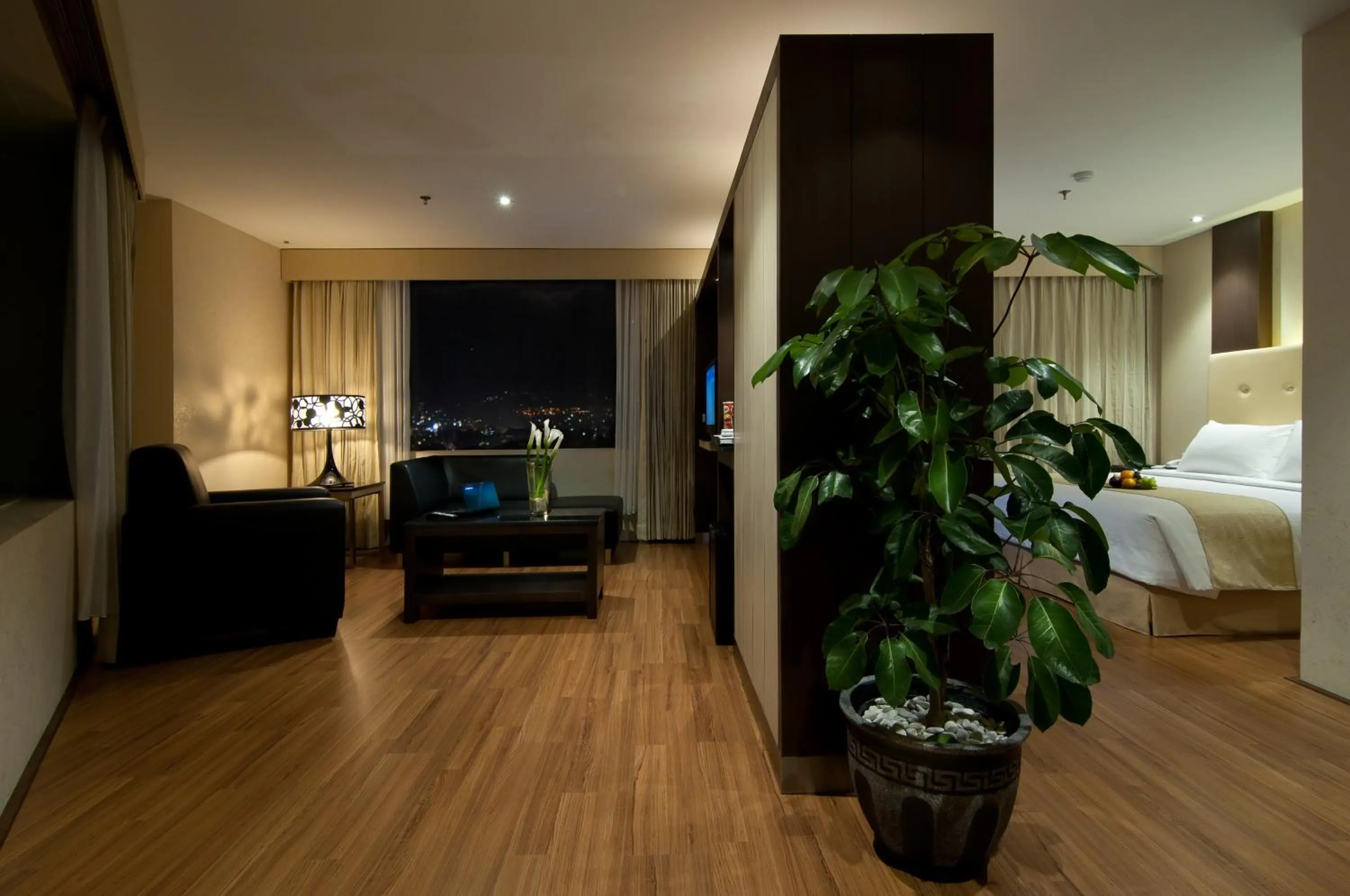 Restaurant/places to eat, Bed in Aria Gajayana